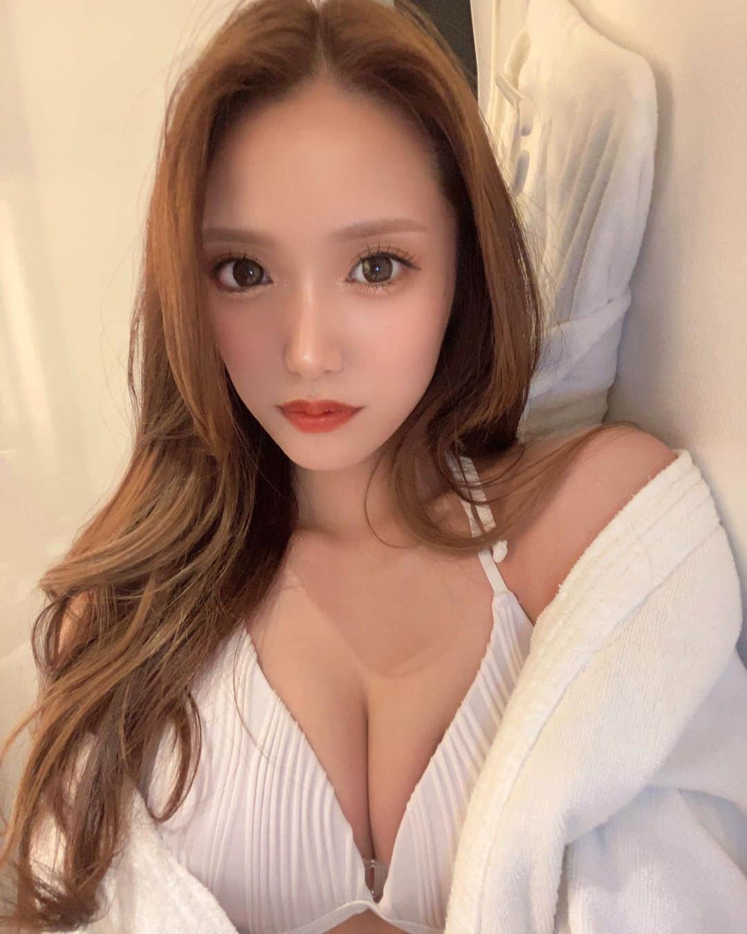 沙季のインスタグラム：「👯💕  何色の水着が好き？？🫰🏻💗  #ビキニ女子 #ビキニギャル #ビキニガール #水着コーデ #水着女子 #水着ギャル #👙 #バスローブ」