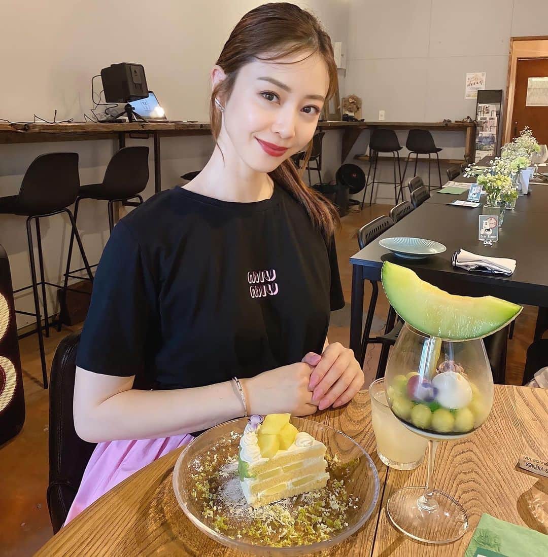 白田久子のインスタグラム：「🍈🍰🫖 7/1・7/2のみ食べれる 『大人のメロンソーダパフェ』 ￥2200 『マスクメロンショートケーキ』￥990 ・ あえてお値段書かせて頂きましたが、これ程美味しいパフェとケーキが高知で食べれるなんてお値段以上の感動でした💚 ・ 7/2 お席まだ少しあるそうなので是非行ってみてください。私の助手👦🏻👧🏻が、可愛く物撮り手伝ってくれました🍈 ・ はりまや橋商店街 Studio Brew #高知子育て #年子ママ」