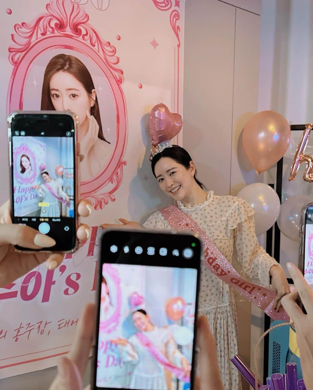 ホン・スアのインスタグラム：「어제가 6.30 생일요💖🌈🥹 조용히 지나가려 했뉸데  생일보다 중요한   #내일은위닝샷 마지막회 다같이 보뉸 특별한날이라 모두 다 모였어요 🥹🫶🏻✨💕  위닝샷은 끝났지만  소듕한 인연 🥰🫶🏻✨ 언니 동생들과  소듕한 친구가 되었어요  그동안 “내일은 위닝샷“ 을 사랑해 주신 많은분들께 감사드립니댜 🙇🏻‍♀️💕💕 우리 언니 동생들이 성장할때 마다 누구보다도 기뻤던 1 인이에오🥹🙏🏻  저눈 아직 많이 부족한 국화지만 ,  천천히 한단계씩  더 성장해 나가 볼게요오🫡  여러뷴들의 응원덕에  힘낼수 있었어요🥹🫶🏻💖✨ 감사합니댜아  마지막으로👑 내가 조아 하눈  공주취향으로 꾸며쥰  동생들 살앙합니댜😭💕💕😂💖✨ㅋㅋㅋㅋㅋㅋㅋㅋㅋㅋㅋㅋ 푸핳하하하하 해리 사무실 고맙습니댜🥹🫶🏻💕」
