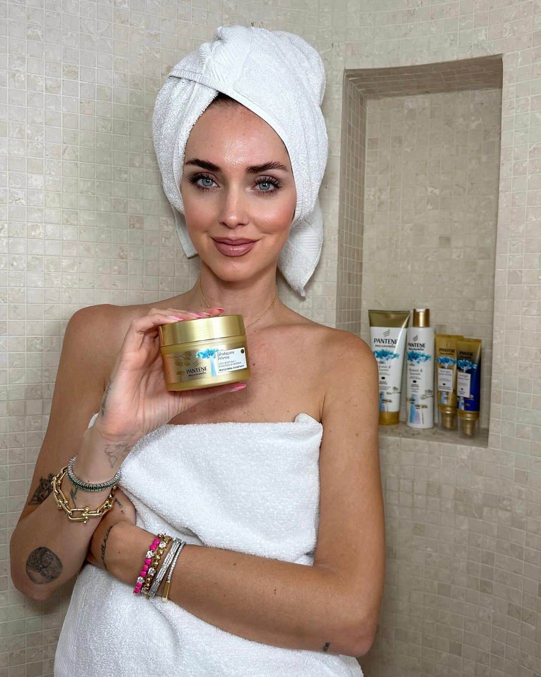 キアラ・フェラーニさんのインスタグラム写真 - (キアラ・フェラーニInstagram)「Summer ready con la linea Idratati e Lucenti di @capellipantene 🌊 Nutre e illumina i capelli che tendono a seccarsi di più durante il periodo estivo e li rende super morbidi ✨ Correte a provarla, io non posso fare a meno della maschera #adv #pantene」7月1日 17時29分 - chiaraferragni