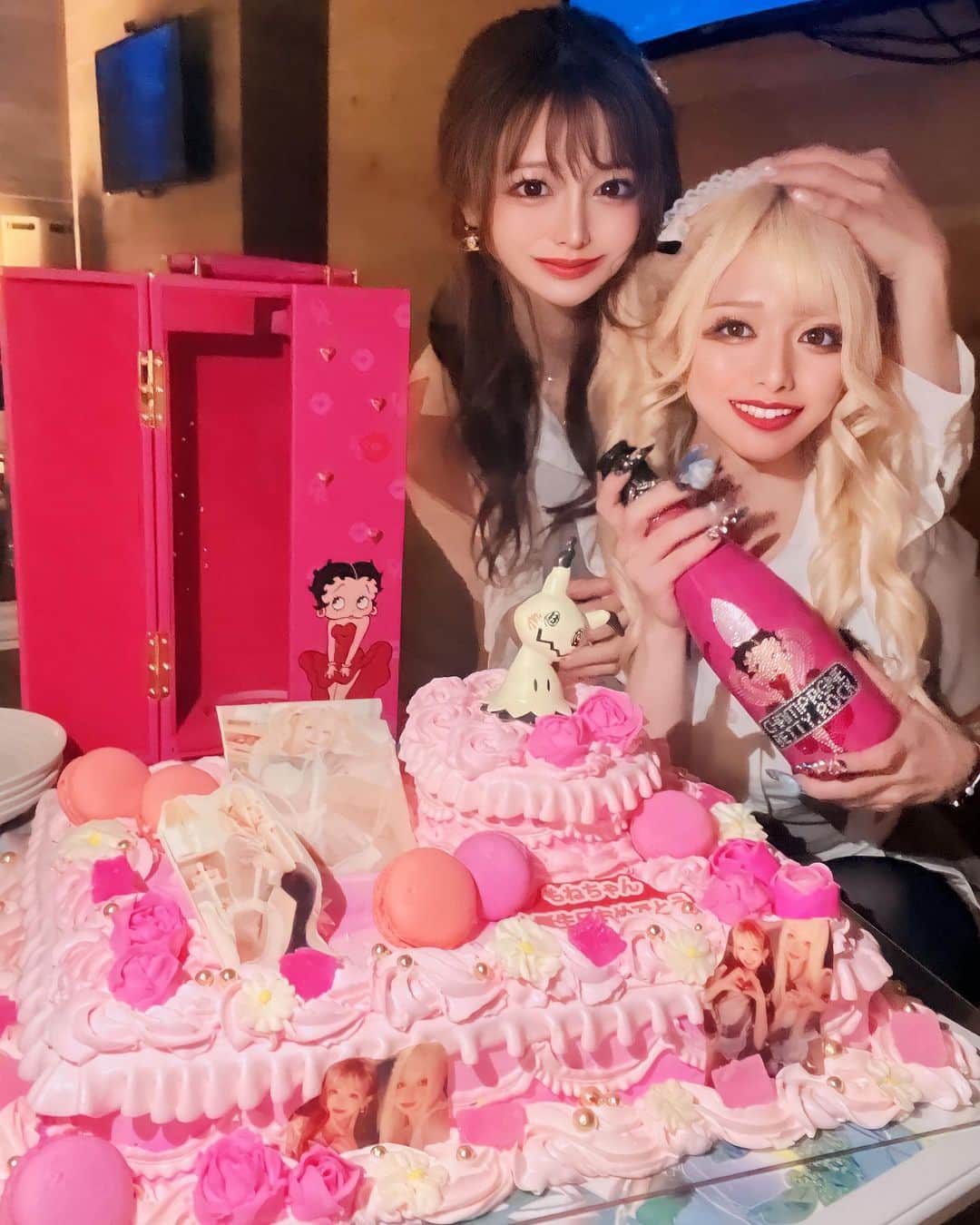 愛月颯花のインスタグラム：「だいすきもねたんの バースデー祝いしてきたよ💓 1ヶ月も前から色々考えて ピンクパーティにした💓  @mone_san__39   ケーキ一緒に考えて作ってくれて こんなに可愛くしてくれて いつもありがとうございます😭💓🍰  @shonpy_cake   おめでとー！素敵な一年にしてね💓」