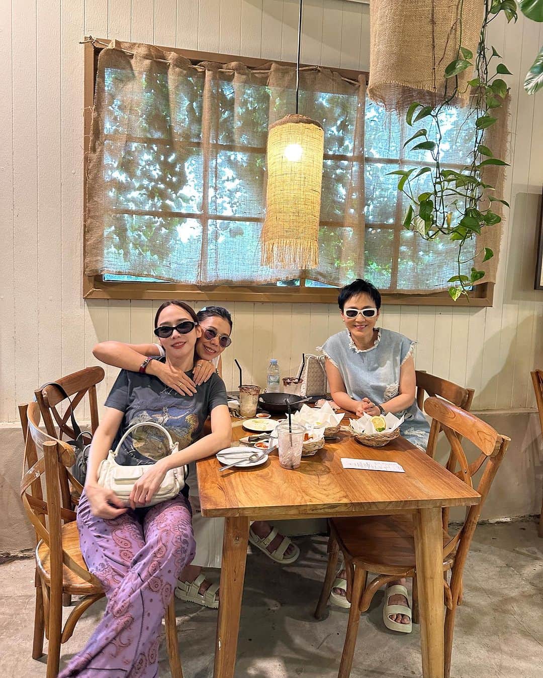 アム・パチャラパーのインスタグラム：「คุณแม่กับพี่จามาทานข้าวแถวบ้าน คิดถึงนะคะ คุณแม่เด็กมากเลย❤️😍 คิดถึงเลยตัองรีบออกมาเจอ ชุดปลูกต้นไม้ก็ต้องไป😁」