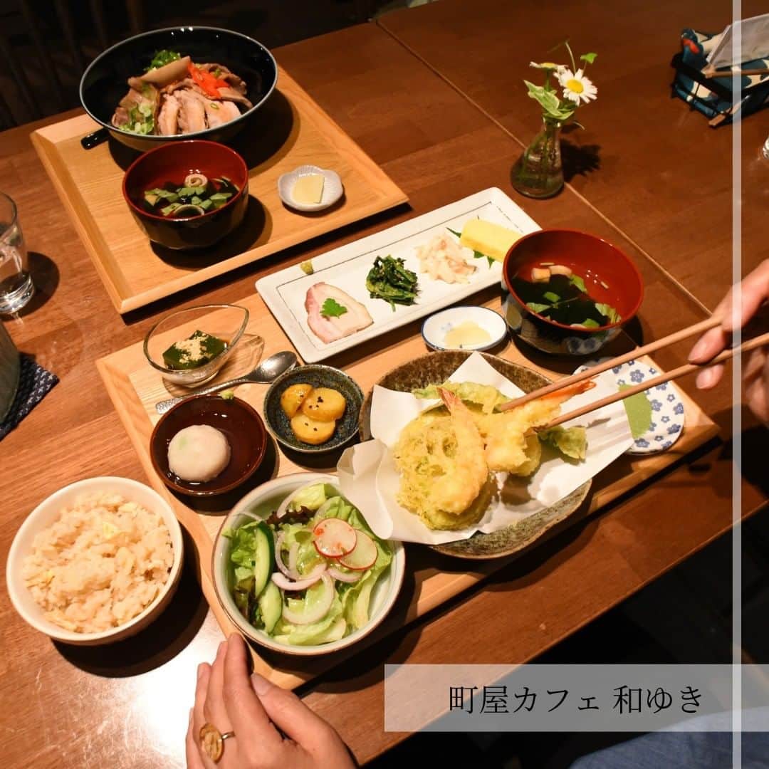 竹田城 城下町 ホテルEN（えん）のインスタグラム：「築100年超の町屋をリノベーション 古民家カフェ【和ゆき】さんをご紹介！  町屋カフェ 和ゆき @cafe.wayuki   当館より車で25分、 生野銀山からは車で2分の距離にあるお店です🏠  ぬくもりのある古民家の暖簾をくぐると そこは広々とした空間が広がる店内。  昔ながらの箱階段や 雨の似合う素敵なお庭🌿  まったりしたい日に行きたくなるお店です😌  今回スタッフは週替わりランチと 自家製チャーシュー丼をいただきました。  つやつやの卵と とろけるように柔らかい 豚バラ・豚ロース・鶏ももの 贅沢な3種のチャーシュー丼🤤  週替わりランチの今回のメインは サクふわ食感の天ぷら盛り合わせと ホカホカの竹の子ご飯✨  一つ一つ真心を込めて 作られたお味に癒やされました💓  生野銀山や、生野町にお越しの際は ぜひ和ゆきさんにお立ち寄りくださいませ🌈  -------- 【営業時間】 11:00-15:00(ランチL.O.14:00) 【定休日】 日・月・火曜日（臨時休業アリ） 【住所】 兵庫県朝来市生野町小野1758 --------」