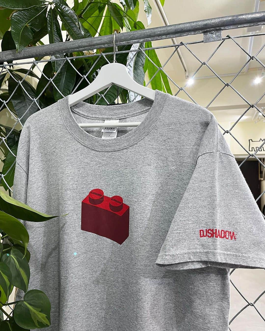 のインスタグラム：「2000's～ DJ SHADOW ¥11500+tax(12650) . アメリカ西海岸出身のDJ、音楽プロデューサーのSHADOW。 ターンテーブリストとしての顔も持ち、サンプラーなどの機材を駆使して作り上げたトラックは後にアブストラクトやトリップホップにも大きな影響を与えた偉大なDJです。  UNKLEでの活動や、カットケミストと共に世界に衝撃を与えた「Brainfreeze」など日本でも人気の高いDJです。  こちらは2000年頃のTシャツでブロックを象ったグラフィックがシンプルで可愛い1枚。 個人的にはメインストリーム系ゴリゴリな感じよりこの辺りの方がタイプなのでオススメです！ .  WEB SHOPに入荷しております。 是非ご覧ください。 jammru.com  #お問い合わせはお電話で承ります #jammru#jammru_tee#vintagetshirt #vintagetee#djshadow  #osaka  #fashion  #streetstyle  #streetfashion  #vtg  #vintage  #used  #usedclothing  #古着 #古着屋 #ファッション #70s #80s #90s」
