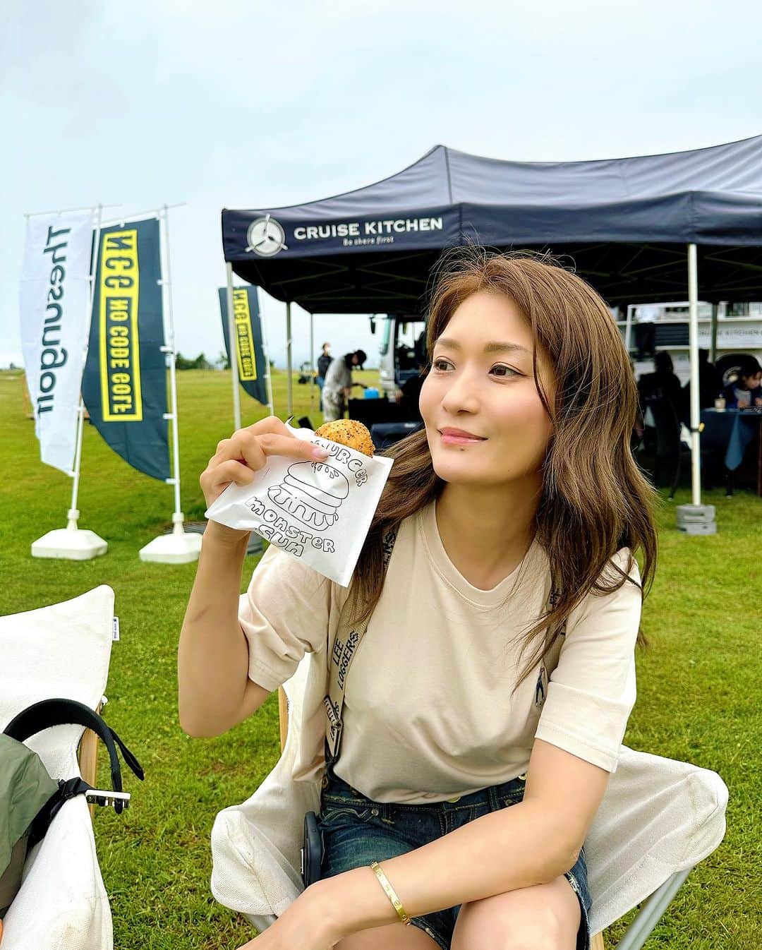 Sayaka.Mさんのインスタグラム写真 - (Sayaka.MInstagram)「. 昨年に引き続き今年も @no_code_golf_official 行ってきました  新しいゴルフの楽しみ方⛳️✨  今年は @mikasahighschoolrestaurantの @magokoro_kitchen.mks と @yanagi.sapporo のコラボが 食の面でもかなりパワーアップしていて 美味しかったですー💓  高校生も一生懸命コースの説明をしてくれたり 頑張っていました堂本シェフと高校生のランチコース  他にもキッチンカーが沢山 @monster_sun_031621 の肉パン お初で食べたけど これ絶対うまいやつー😋(2枚目動画)  オータムフェストにも出るみたい✔︎  子連れの方も、ワンちゃん連れの方も 昨年は家族で楽しみ、今年は夫婦で  @the_sun_golf のショップも🫶 DECEMBERMAYがめちゃくちゃ可愛い 欲しいウェア又増える😅  ゴルフを楽しんでる人も バギーを楽しんでる人も 音楽を楽しんでいる人も  内容は昨日の投稿に詳細掲載してます  #ゴルフ #三笠高校生レストラン #北海道ゴルフ #札幌ゴルフ #ゴルフ女子 #札幌ゴルフ女子 #nocodegolf」7月1日 17時48分 - insta.sayaka