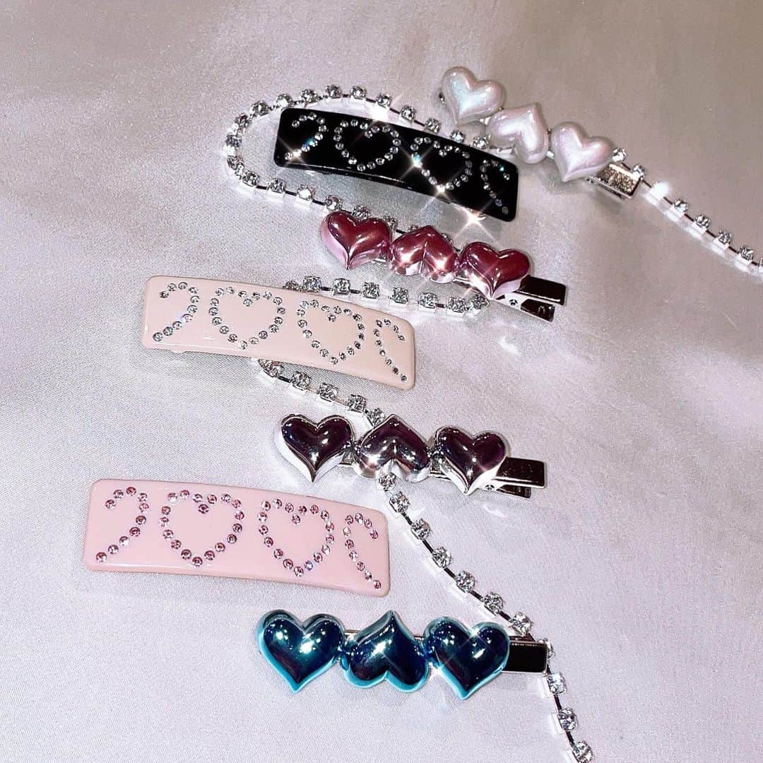 NADIAのインスタグラム：「♡❤︎new hair clip❤︎♡  ♡metal clip ¥1,590[tax in]  ♡bijou clip ¥1,890[tax in]  店頭でお待ちしております♪ @nadia_corazon」