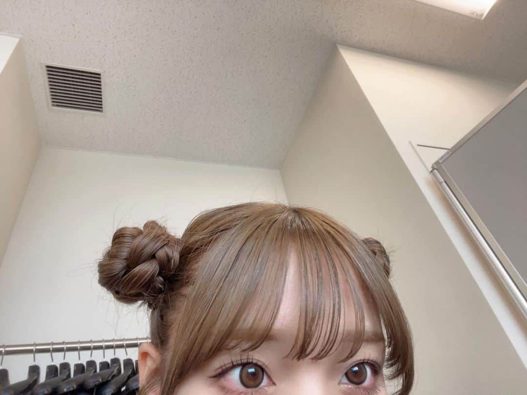 ねおのインスタグラム：「🤍🌙🤍  お団子ツインヘア楽ちんでよき★」