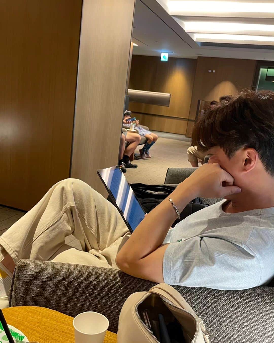 パク・ソングァンのインスタグラム：「## 시나리오 읽는 중  #집중 하는 중  폰으로 보면 폰으로 딴 짓하는 줄 알고  탭으로 보면 일하고 있다고 생각해줌  나만 그럼?? ㅋㅋㅋㅋ」