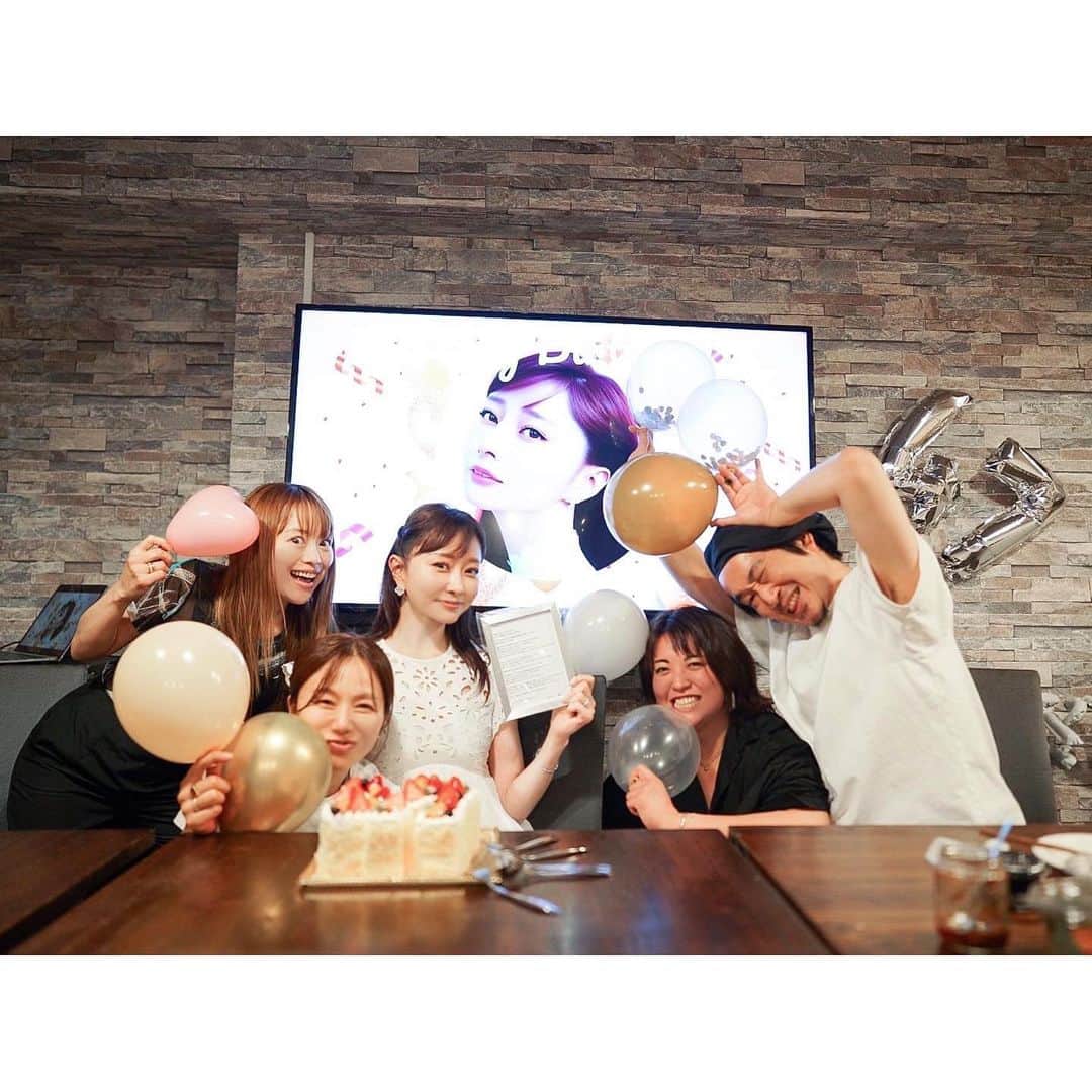 石井美保のインスタグラム：「美容家石井美保を支えてくださる仲間の皆様がサプライズでお祝いをして下さいました。 マネージャー佳梨ちゃんがまさかのまさか、美容業界の神様、雲の上の方からお手紙を頂いてきてくれて、本気で泣いてしまいました。 こんな奇跡ってあるの？ドッキリじゃないの？と何度も確認してしまいましたが、読み返すたびに叫びたくなるほどの感動と奇跡的な内容のお手紙でした。フレームに入れてもらったので、毎日このお手紙を読んでからお仕事に行くようにします。本当にいつかお会いできることを目標に前だけを向き、ブレずに頑張りたいです。 みんなでシークレットにしていてくれて、大成功って喜んでくれる温かくて優しい表情に幸せを噛み締めました。 私の周りにいてくれる人達はみんな真面目で心が清らか。大好きです。••••それにしても、47を強調しすぎじゃない😂😂😂？ 後ろのデジタルサイネージは、定期的に絵が変わるんだけど(マネージャーの手動)、全部AIフィルター😂😂😂」