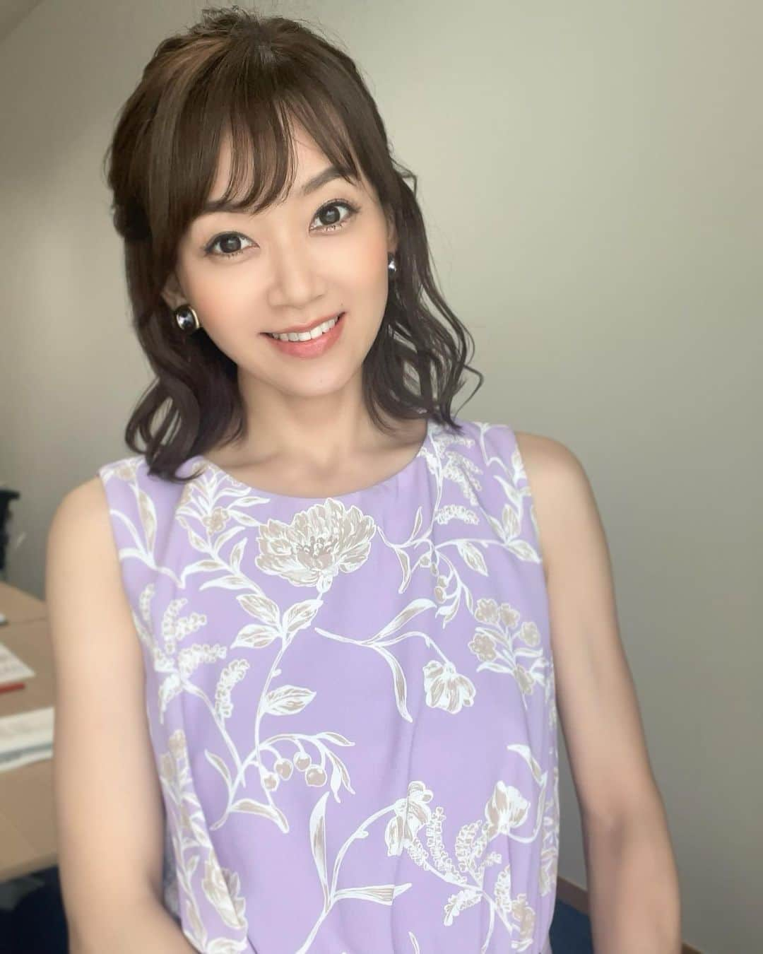 岡部玲子のインスタグラム：「本日の衣装とヘアアレンジ✨  (@shop_euroworks )さんのパープルワンピース👗✨ パステルなパープルが 爽やかな色で夏っぽかった🥹 ベージュのお花柄というのも大人っぽくて好き🥹💜  アクセサリーは (@abiste_official )さんのもの✨ パープルの大ぶりストーンに ゴールドのフレーム💜💛 四角いのにコロンとした印象で そこもまた好みでぢた🥹💜  髪の毛はふんわりハーフアップなんですが 後ろのデザインがまたまたとっても美しい🥹  今日も私を作り上げてくださった皆様に感謝です🙏✨  🏇は珍しく的中率＆回収率ともに良くて😳  #大幅にプラス  でした🥹  福島8レースの3連複が1番大きかったな✌️  今日もご視聴頂きました皆様✨ ありがといございました☺️  楽しい週末をお過ごしください☺️  #岡部玲子 #タレント　#レポーター　#競馬キャスター　#グリーンチャンネル　#競馬　#競馬中継　#生放送　#衣装　#ヘアアレンジ　#アクセサリー　##tvshow #dress #hairarrange #accessories #🏇」