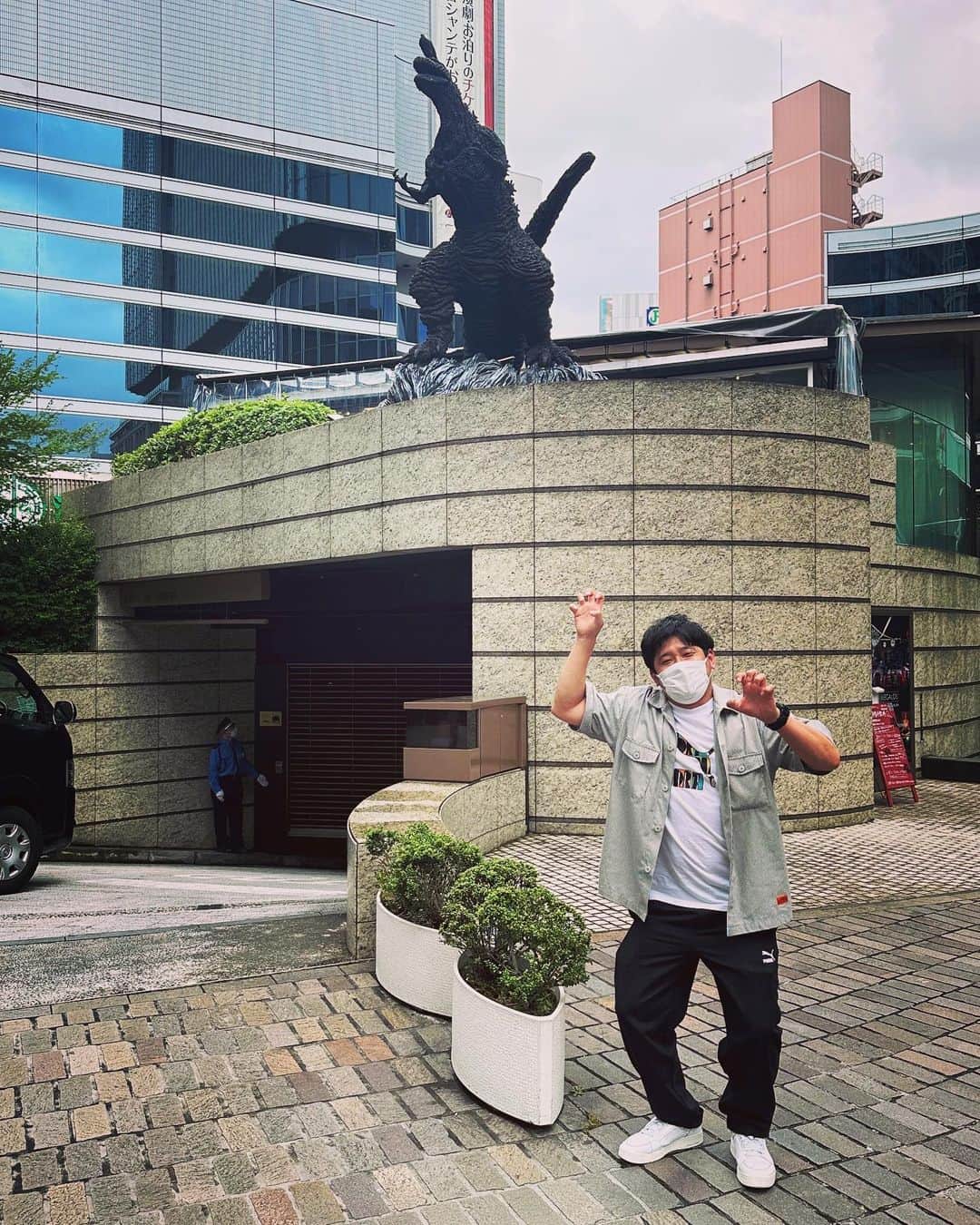 佐々木崇博（うるとらブギーズ）さんのインスタグラム写真 - (佐々木崇博（うるとらブギーズ）Instagram)「ゴジラの頭に鳩乗ってた。何か嬉しいね。  #ゴジラ #鳩 #平和」7月1日 17時57分 - bugizutakahiro