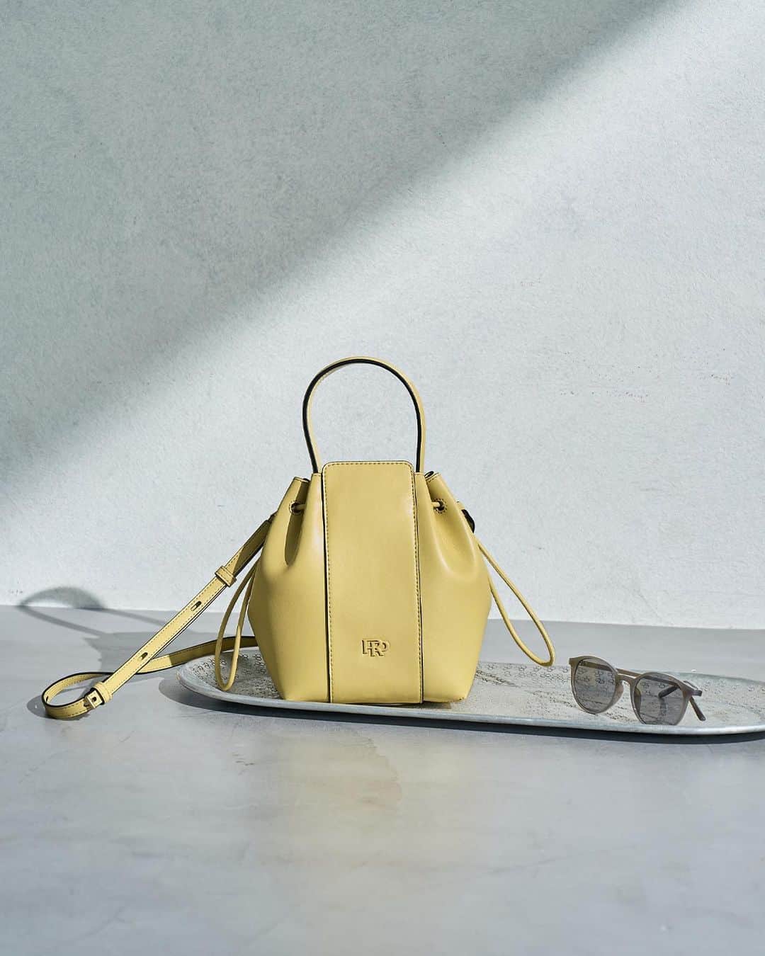 ロペのインスタグラム：「-URBAN SUMMER ELEGANCE- ⁡ 抜け感ある夏コーデには、華やかなシルエットと柄でエレガントに魅せて。 太陽の光を味方につけて、輝く夏の大人の着こなしを楽しんで。 ⁡ J'aDoRe JUN ONLINEでご購入いただけます。 ⁡ ⁡ ⁡ @rope_jp @jadorejunonline #通勤コーデ #オフィスカジュアル #大人カジュアル #リラックスコーデ #夏コーデ #夏カラー #ロペ #ROPÉ #ropejp」