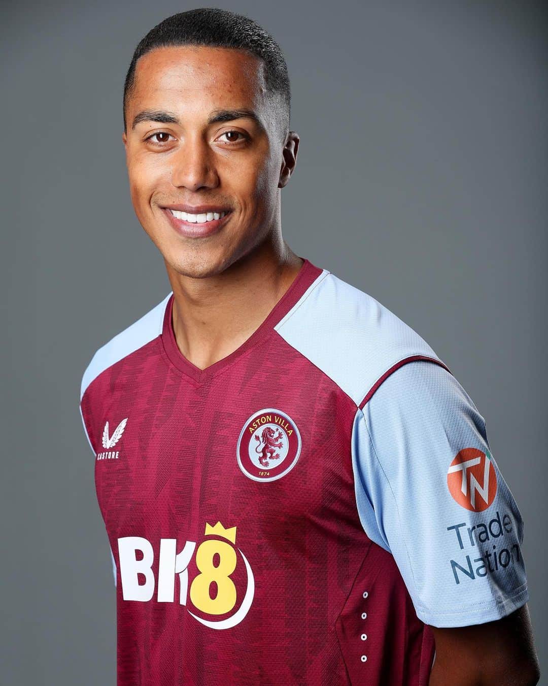 ユーリ・ティーレマンスのインスタグラム：「Welcome to Aston Villa, @YouriTielemans. 🤝」