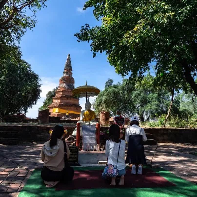 タイ国政府観光庁さんのインスタグラム写真 - (タイ国政府観光庁Instagram)「. ༉‧₊˚ 🇹🇭わざわざ行きタイ旅！ ⠀ ⋯⋯⋯⋯⋯⋯⋯⋯⋯⋯⋯⋯✈  毎週土曜日は、まだあまり知られていないタイの秘境スポットをご紹介♪   今回はアユタヤにある寺院「ワット・プラガーム」へ✨  アユタヤの中心エリアから2kmほど北上したところに位置するワット・プラガームは、アユタヤ時代初期に建造されたとされる寺院です🕊  ここは菩提樹に浸食されたアーチ型の門が有名で、この門は「時の扉」と呼ばれています🕰　門の先には八角系の仏塔が佇み、門の中に収まる景観はぜひ目にしたいところ👀✨　 特に夕方頃は特別美しいと評判で、多くの人が訪れます🌅  ちなみに今は寺院としては機能しておらず、外壁や建造物の基礎部分などが残されています💁‍♀️  アユタヤ旅行の際は、ぜひ足を運んでみてください😌  ☆「行ってみたい！」：いいね❤をタップ ★「参考になった！」：保存ボタン🔖をタップ  #タイ #アユタヤ #ワットプラガーム #タイ寺院 #お寺巡り #仏塔 #秘境 #アユタヤ観光 #今こそタイへ #こんなタイ知らなかった #もっと知りタイ #はじめてのタイ #タイ旅行 #アユタヤ旅行 #旅好きな人と繋がりたい #旅行好きな人と繋がりたい #海外旅行 #thailand #ayutthaya #ayutthayatrip #watphrangam #temple #hiddengems #thailandhiddengems #amazingthailand #thailandtravel #thailandtrip #thaistagram #lovethailand #amazingnewchapters」7月1日 18時00分 - amazingthailandjp