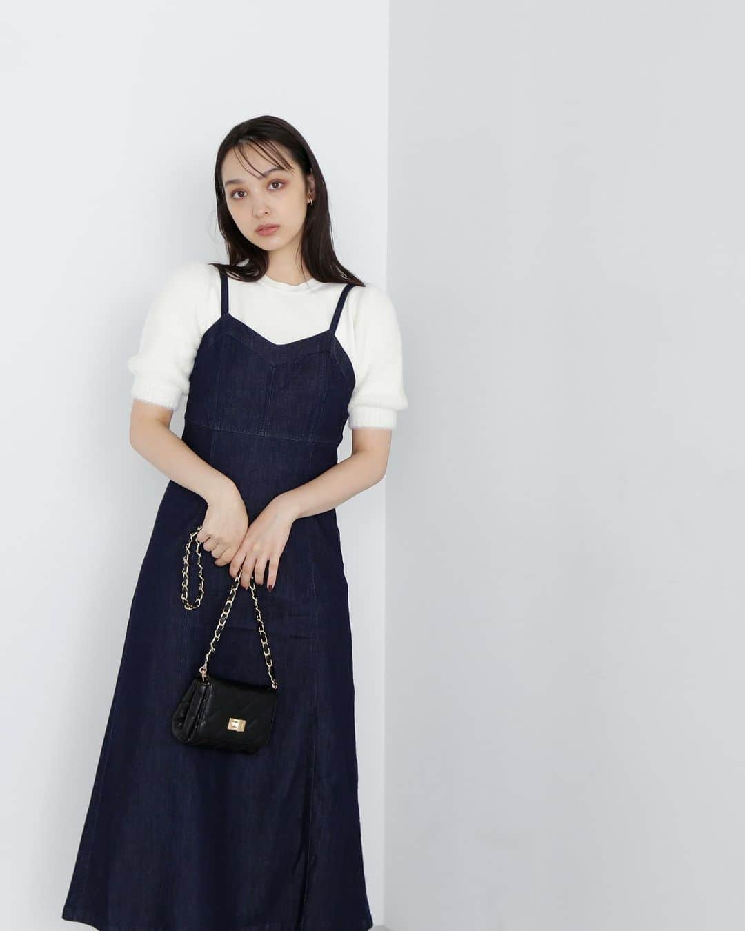 NATURAL BEAUTY BASICのインスタグラム：「2023 summer PRE ORDER.  ✔デニムジャンスカ ¥10,890 tax in color:インディゴ size:S/M/PS #0173240752 7月中旬-下旬入荷予定  大人気により追加生産決定！ ビスチェのようなデザインポイントが、 トレンドライクなデニムのジャンパースカート。  広がりすぎないマーメイドシルエットと 華奢なストラップは、 デニムでもカジュアル過ぎず、品よく決まります。  シンプルなニットやTシャツあわせはもちろん、 トレンド感のあるビックボウのブラウスなど、 雰囲気をかえてコーディネートが楽しめます。  #ジャンスカ #デニム #デニムジャンスカ  #晩夏 #秋先取り #秋カラー #サマーコーデ #夏コーデ  #お出かけコーデ #カジュアルコーデ  #オフィスコーデ #オフィスカジュアル #通勤コーデ #大人可愛い #カラーコーデ #着回しコーデ #きれいめカジュアル #大人カジュアル #ベーシックコーデ #ベーシック #ナチュラルコーデ #トレンドスタイル #シンプルコーデ #ナチュラルビューティーベーシック #naturalbeautybasic」