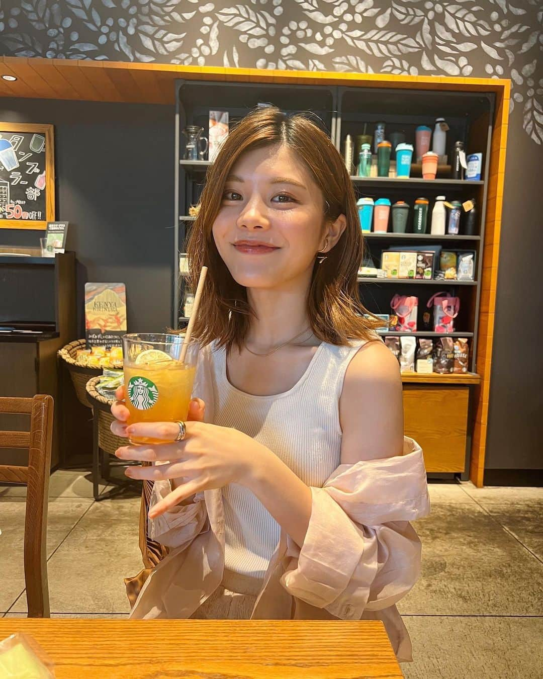 池田真子のインスタグラム：「いよいよ7月が始まったね🌞 今年もあと半年だなんてあっという間に感じる！ ． 最近は個人の活動以外にも、 ママライフチャンネルや森開拓プロジェクトでも 新しい取り組みが始まっていて、 少しずつ準備を進めています◎ ． 色んな出会いがあって 様々なことに挑戦できるのが とても嬉しいしありがたいです🌿 ． 準備が整い次第少しずつ告知していくので、 待っていてください🌼 ． ． ． この日のアクセサリーは全部CENE💍 ． ． 最近洋服もアクセサリーも お揃いしてくださる方がいて、 とても嬉しいです💕 ． 今後もおすすめのモノは どんどん共有するね！！ ． CENE @cene_316l  ［ミックス］トリプルウェブリング ［ゴールド］1mmスネークチェーン ネックレス ． ． ． 最近一気に蒸し暑くなってきたから、 体調には気をつけてください🌱 ． ． #スタバ #スターバックス #スタバ新作 #starbucks  #カジュアルコーデ #大人カジュアル #ピンクコーデ #シアーシャツコーデ #アクセサリー好き #CENE #セネ #サージカルステンレス  #金アレ対応 #金属アレルギー対応 #ピアス #カジュアルコーデ  #カジュアルファッション #スネークチェーンネックレス #トリプルウェブリング #夏コーデ  #instagood  #pr #casualoutfit #instafashion #makoscode」