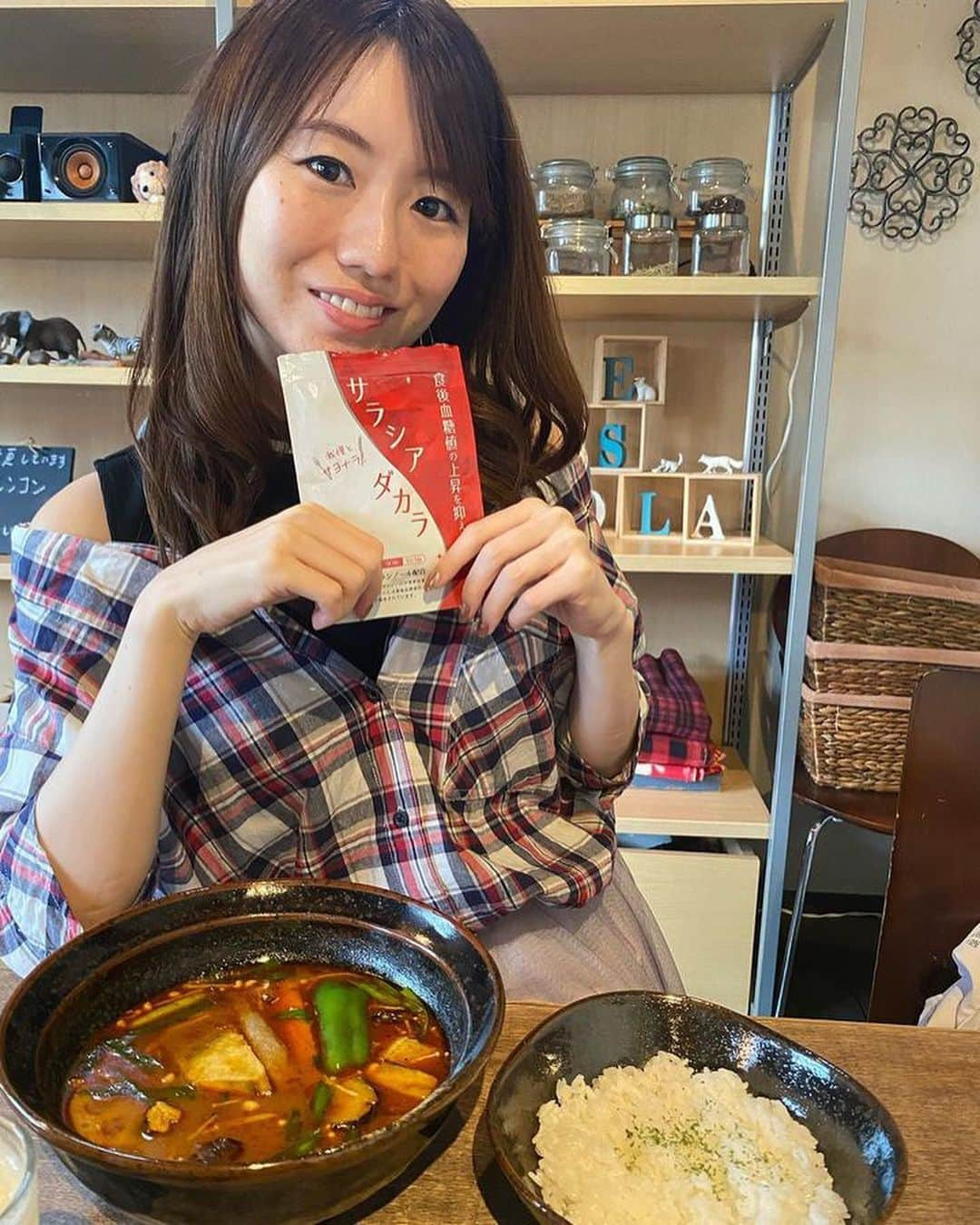 にゃんさんゴルフさんのインスタグラム写真 - (にゃんさんゴルフInstagram)「北海道ー！！ 食べるのメイン！笑 たくさん美味しいごはんあるもんね🤣🤣  毎回食事の前にサラシアダカラを🍽 これで気にせず好きなものを好きなだけ 食べれるよ🫶 せっかくの旅行だから我慢はしたくない🐈  #サラシアダカラ#サラシア#ダイエット #ダイエットサプリメント#サラダボウル専門店#グリーンブラザーズ#スープカレー#greenbrothers#hokkaido#trip」7月1日 18時00分 - miiiii0228