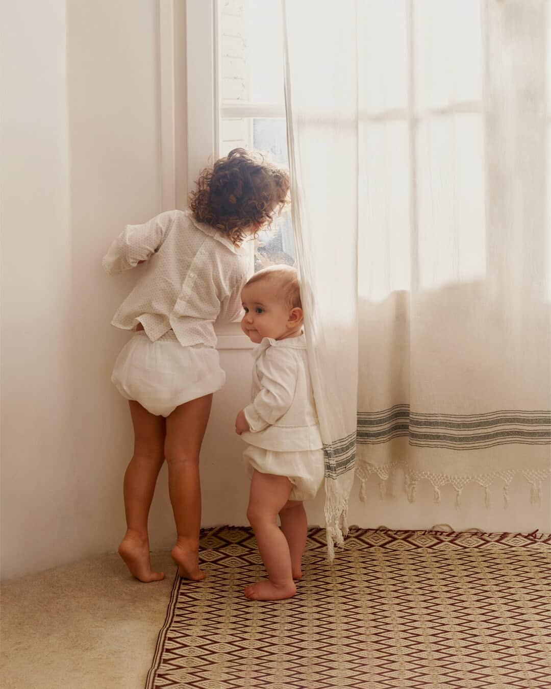 bonpointのインスタグラム：「Bonpoint Newborn | "Look who's coming home!" ​ A look into the most tender moments of complicity. ​  @Denis.Boulze   #Bonpoint #Newborn」