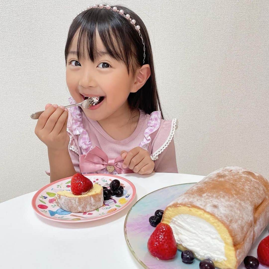 Shinkinedo Group inc.のインスタグラム：「なんて可愛い笑顔☺️❣️ 見てるだけで癒されちゃいますね〜  ロールケーキもフルーツで可愛くデコレーションされてて可愛い🩷  プレゼント企画まだまだご応募間に合いますよ〜👍 まだの方は是非ご応募お待ちしております✨  #Repost @ennmoo1208 ・・・ ❤︎ 最近甘いものが食べたくて食べたくて🤤(🙋‍♀️) ． 新杵堂のスーパースターロールケーキ♡ しつこくないあっさりクリームがたっぷり！ これがすっごい美味しいの😋 娘もこのあっさりクリームがお気に入りみたい*✲ﾟ︎* ．  ❤︎ ❤︎ ❤︎ @shinkinedo  #タイアップ #おやつタイム #おうちカフェ #新杵堂 #栗きんとん #スイーツ #お取り寄せスイーツ #おとりよせ #お取り寄せ #スイーツ #お菓子 #和菓子 #和菓子好き #和菓子好きな人と繋がりたい  #洋菓子 #デザート #カフェ風 #カフェ風スイーツ #甘党 #甘党女子  #甘党女子 #甘党の人と繋がりたい #くり #栗 #プレゼント企画実施中」