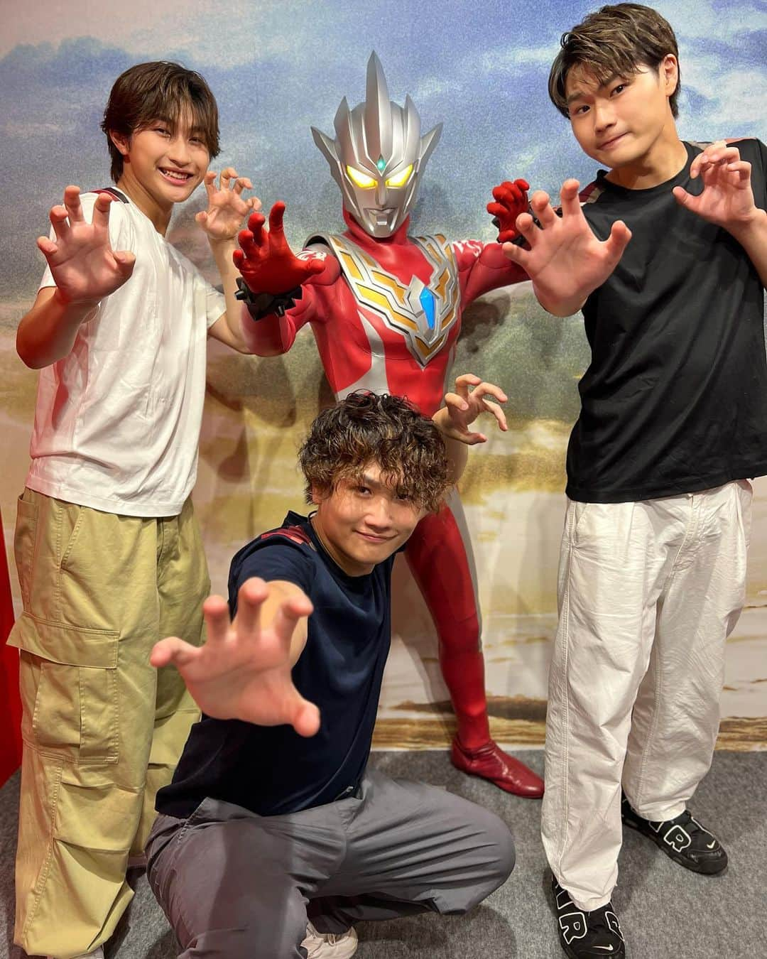 すずしょうとさんのインスタグラム写真 - (すずしょうとInstagram)「#ウルトラセブン展  いってきたよおおお！！  小さい頃ウルトラマンなりたかったから嬉しかったなぁ( ˊᵕˋ )💭 今の社会問題とかを予想しているストーリーみたいになってて今みるとまた違うな〜っておもったー！！ たくさん愛あるかたのお話とか作品とかみて自分たちも沢山愛語ってもらえる作品（変な動画）つくらなければ！！！とおもいました！  家族で楽しくてずっとあそんでたー！  てかどれがかわいい！？w 思い出いっぱい！！！  ▼ULTRASEVEN＝6＋１展 ～宇宙人セブンが見た多様性の未来～  #ウルトラセブン55th #わたしたちのウルトラセブン #PR」7月1日 18時04分 - suzushoto_