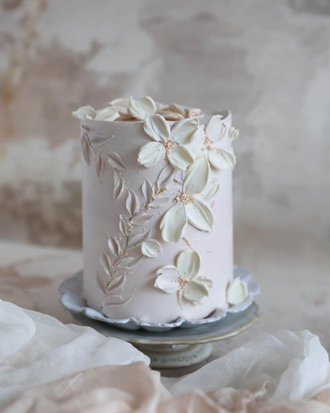 청담 수케이크 (atelier soo)さんのインスタグラム写真 - (청담 수케이크 (atelier soo)Instagram)「ㅡ Chocolate cream. knife 🤍 #flowercake #cake #knifeflowercake」7月1日 18時05分 - soocake_ully