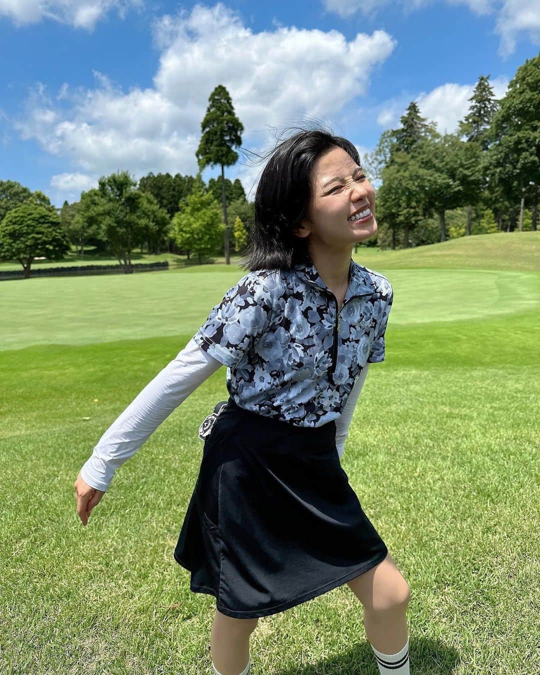 のインスタグラム：「この日は上手くいかなすぎて ショッキングなゴルフでした🙄 　 小池の暑さ耐性の無さを痛感、、  キンキンに凍ったスポドリ用意してくれた 主人にとても感謝🙏  おかげさまで生き返りました💯  スコアは残念でも 夏ゴルフもめちゃくちゃ楽しかった🥹 お天気が抜群に良くて 汗かいてもカート乗って風が気持ち〜が最高でした🌬️ 　 スコアは123  #3枚目オフショット  暑い日のアイスコーヒーは偉大でした」