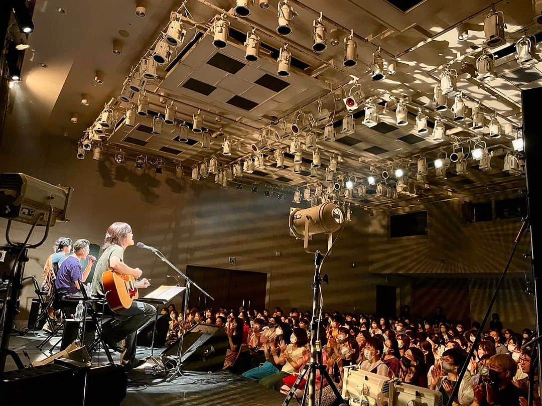 吉本大樹さんのインスタグラム写真 - (吉本大樹Instagram)「#doa Acoustic Live Tour #3WayStreet 75th gig はTOKYO!  #恵比寿TheGardenRoom でした！ 11年前に始まった3WSTで全75公演の内12公演が東京だそう🗼 今日も一体感が凄かったですよ〜👍🏻 コールアンドレスポンスではお客さんが自発的にハモってて素晴らしかった😆 今日も無事奇妙なご当地ソングが出来たし、思いっきり楽しませて頂きました！ ありがとうございました！！ 明日は @akihito_tokunaga の地元 #秦野！」7月1日 18時10分 - hiroyoshimoto