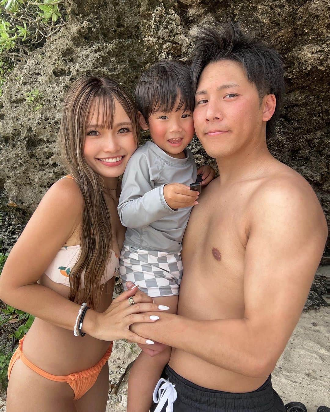 baby.maiさんのインスタグラム写真 - (baby.maiInstagram)「. . ３人の写真もせっかくやから載せとく👨‍👩‍👦 もう暑さと汗で髪の毛も全てがやばいけど。 記念記念📸✌🏽笑  #沖縄 #沖縄旅行 #Okinawa #okinawatrip #家族 #family #familytrip #ニライビーチ」7月1日 18時10分 - maixxaloha