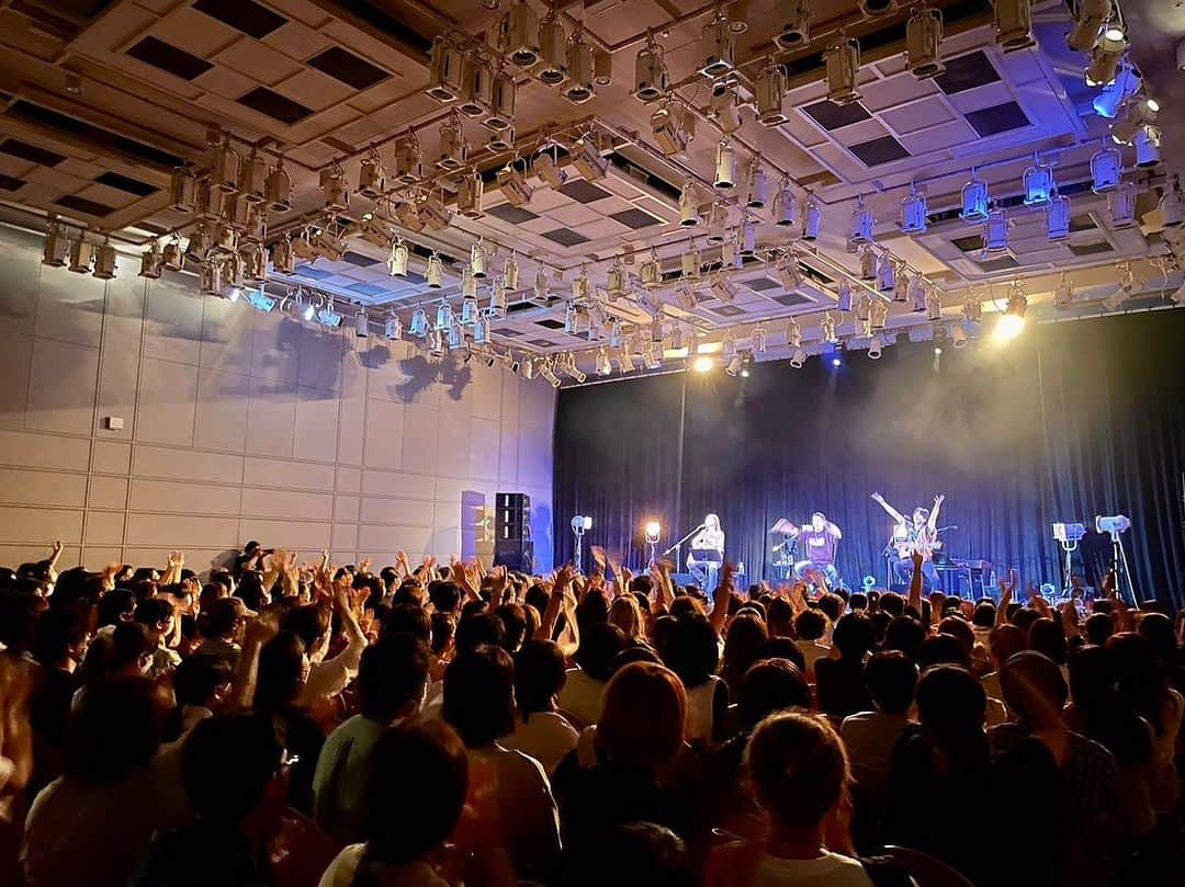 のインスタグラム：「#doa Acoustic Live Tour #3WayStreet 75th gig はTOKYO!  #恵比寿TheGardenRoom でした！ 11年前に始まった3WSTで全75公演の内12公演が東京だそう🗼 今日も一体感が凄かったですよ〜👍🏻 コールアンドレスポンスではお客さんが自発的にハモってて素晴らしかった😆 今日も無事奇妙なご当地ソングが出来たし、思いっきり楽しませて頂きました！ ありがとうございました！！ 明日は @akihito_tokunaga の地元 #秦野！」