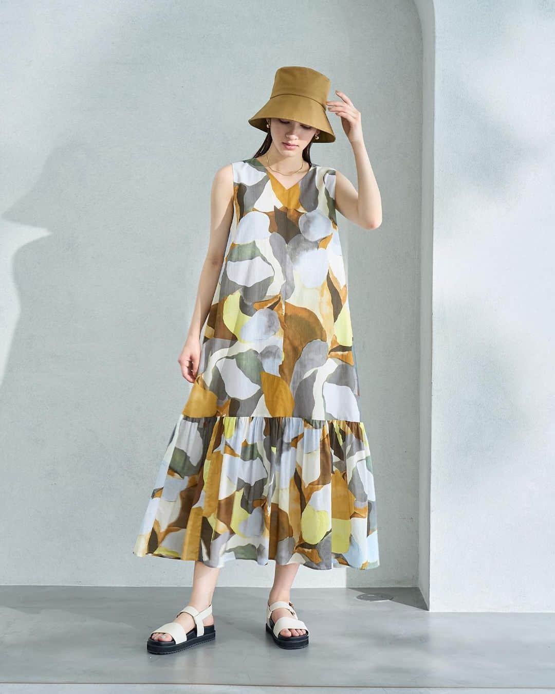 ロペのインスタグラム：「-URBAN SUMMER ELEGANCE- ⁡ 抜け感ある夏コーデには、華やかなシルエットと柄でエレガントに魅せて。 太陽の光を味方につけて、輝く夏の大人の着こなしを楽しんで。 ⁡ J'aDoRe JUN ONLINEでご購入いただけます。 ⁡ ⁡ ⁡ @rope_jp @jadorejunonline #通勤コーデ #オフィスカジュアル #大人カジュアル #リラックスコーデ #夏コーデ #夏カラー #ロペ #ROPÉ #ropejp」