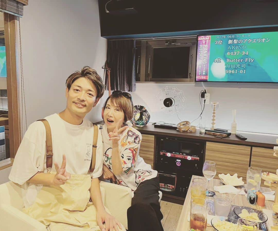 中村昌也さんのインスタグラム写真 - (中村昌也Instagram)「奈美悦子さんがお店に来て下さいました❕お綺麗すぎて72歳には見えないですw 宮古島国際映画祭が開催中❕ 役者の先輩、女優さん、監督さん など遊び来て頂き、感謝です❕ ありがとうございます❗ マンゴー農家さんと奈美さんも繋がって、人と人が繋がるお店です❗ありがとうございます❗ 本日も営業です❕ 宮古島市平良下里646-2 バロックビル6階 #宮古島 #沖縄 #宮古島バー #miyakojima #miyakojimabar #バーイズ #イズ #baris #is #newopen #居酒屋 #海 #beach #japan #中村昌也」7月1日 18時11分 - masaya_nakamura_official