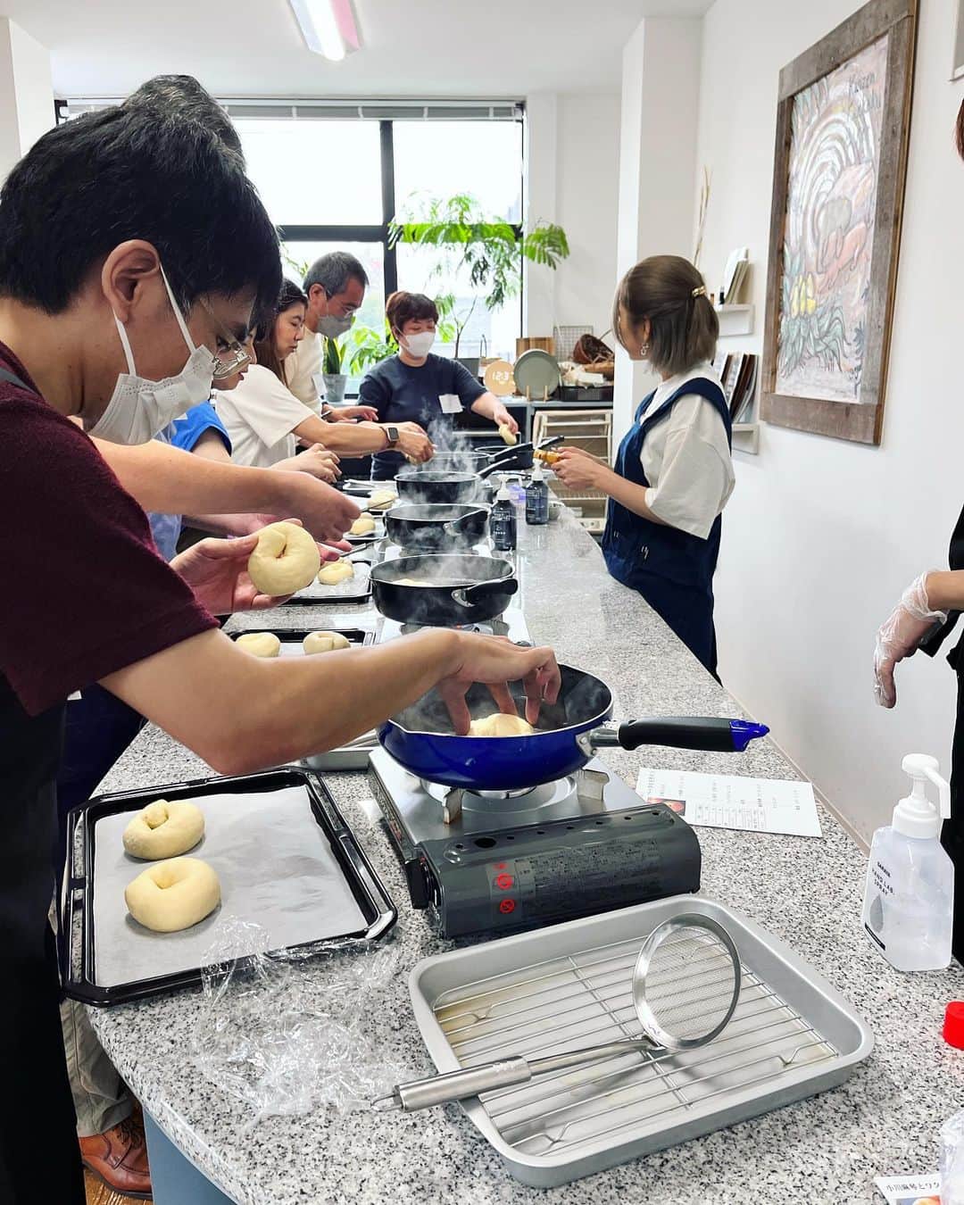 小川麻琴さんのインスタグラム写真 - (小川麻琴Instagram)「初の試みであったパン作りイベント「小川麻琴のワクワクBAKE！！」ですが、無事に終える事ができました🍞✨  各回それぞれ6名様限定のイベントという事もあり、今までにはない距離感でとてもアットホームな雰囲気の中、皆んなで一緒にパン作りを楽しむことが出来ました🥹✨  お集まり下さった皆さん、 本当にありがとうございました🥰  @k.k.baker の大井先生が私を始めほぼ初心者の参加者の皆さんに、とっても丁寧に分かりやすくレクチャーとサポートして下さったお陰で、誰一人失敗することなく綺麗にパンを焼き上げる事が出来ました🥹✨  今回このイベントにご協力してくれた、ベイカーラボの方にも感謝の気持ちでいっぱいです😌✨  大好きなパンを 皆で一緒に作る事が出来て凄く思い出に残るイベントになりました🥹❤️  また第二回も開催出来たら良いなぁ🧑‍🍳🍞✨  #初の試み  #パン作り  #イベント  #ベーグル #あんパン #ベイカーラボ  #楽しい思い出  #ありがとうございました」7月1日 18時12分 - 1029_makoto