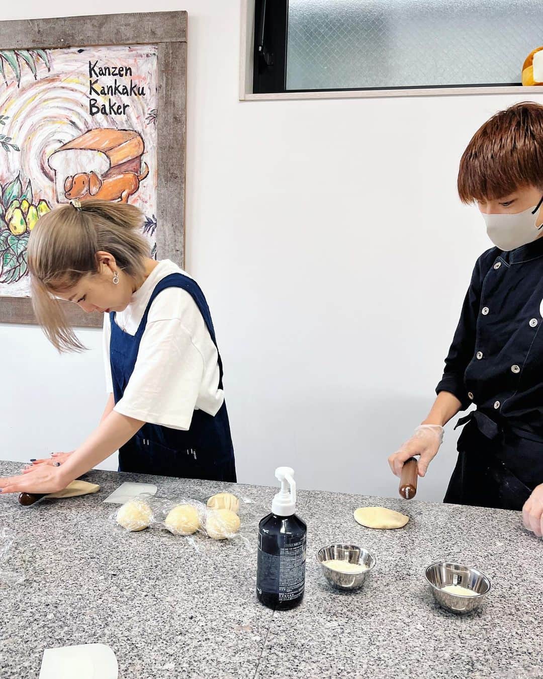 小川麻琴さんのインスタグラム写真 - (小川麻琴Instagram)「初の試みであったパン作りイベント「小川麻琴のワクワクBAKE！！」ですが、無事に終える事ができました🍞✨  各回それぞれ6名様限定のイベントという事もあり、今までにはない距離感でとてもアットホームな雰囲気の中、皆んなで一緒にパン作りを楽しむことが出来ました🥹✨  お集まり下さった皆さん、 本当にありがとうございました🥰  @k.k.baker の大井先生が私を始めほぼ初心者の参加者の皆さんに、とっても丁寧に分かりやすくレクチャーとサポートして下さったお陰で、誰一人失敗することなく綺麗にパンを焼き上げる事が出来ました🥹✨  今回このイベントにご協力してくれた、ベイカーラボの方にも感謝の気持ちでいっぱいです😌✨  大好きなパンを 皆で一緒に作る事が出来て凄く思い出に残るイベントになりました🥹❤️  また第二回も開催出来たら良いなぁ🧑‍🍳🍞✨  #初の試み  #パン作り  #イベント  #ベーグル #あんパン #ベイカーラボ  #楽しい思い出  #ありがとうございました」7月1日 18時12分 - 1029_makoto