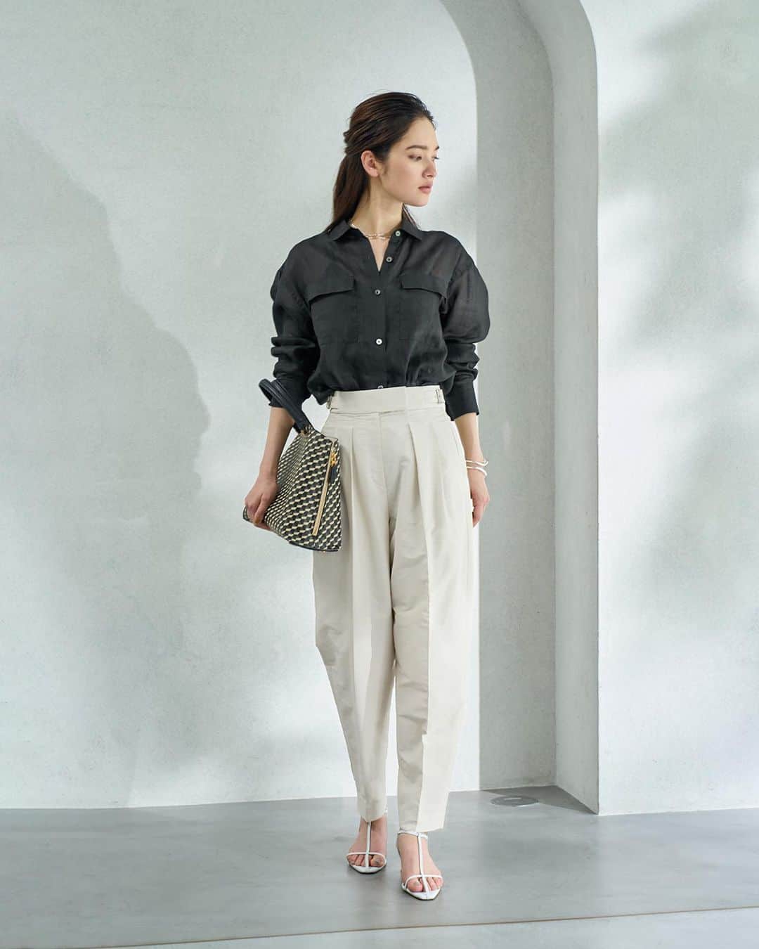 ロペのインスタグラム：「-URBAN SUMMER ELEGANCE- ⁡ 抜け感ある夏コーデには、華やかなシルエットと柄でエレガントに魅せて。 太陽の光を味方につけて、輝く夏の大人の着こなしを楽しんで。 ⁡ J'aDoRe JUN ONLINEでご購入いただけます。 ⁡ ⁡ ⁡ @rope_jp @jadorejunonline #通勤コーデ #オフィスカジュアル #大人カジュアル #リラックスコーデ #夏コーデ #夏カラー #ロペ #ROPÉ #ropejp」