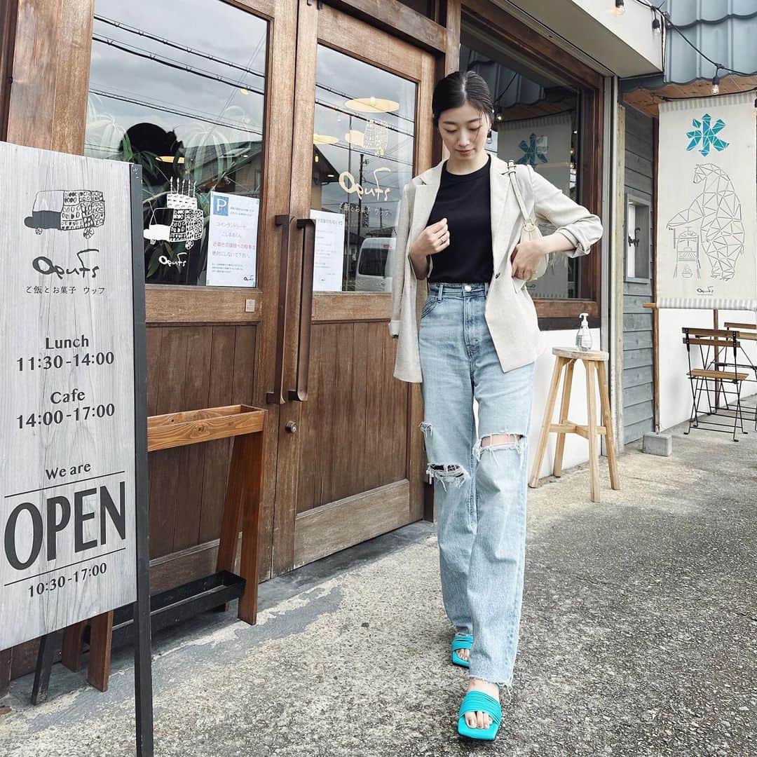 福井千佳のインスタグラム：「. . . コーディネート載せて！の リクエストいただきましたが故。 いただかなくても 押し付けがましく載せます故。 . . . tops @uniqlo_jp @uniqlo  jacket @unitedarrows_official  jeans @yanuk_official  sandal @laurence.shoes  bag @fendi  . . 💙 . . 2枚目の目線が、何だか腹立ちますねぇ😌 . #yanukdenim#デニムコーデ#ジャケットコーデ#coordinate」