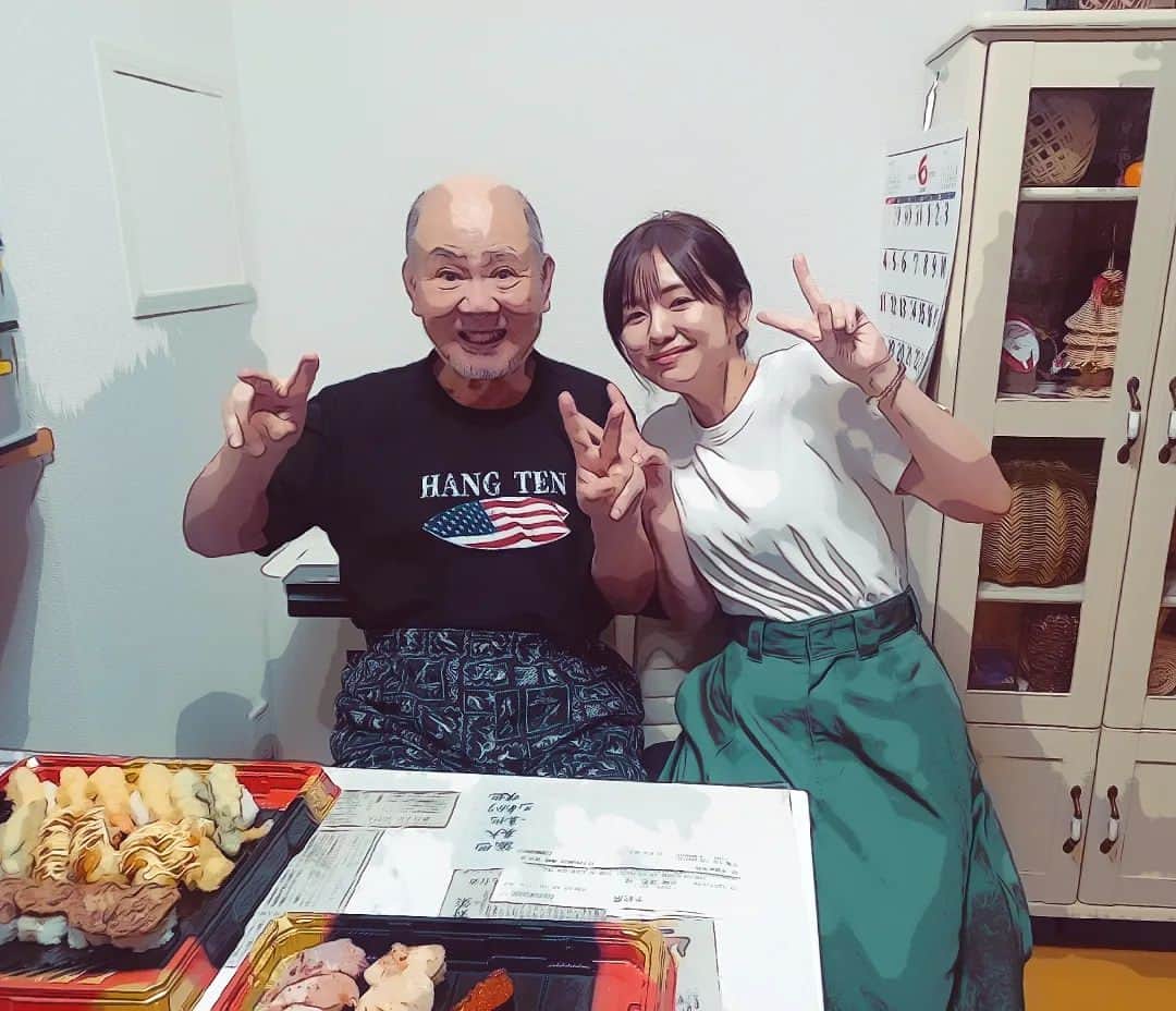 赤崎あかりのインスタグラム：「. 私事ではございますが、先月の21日に人間レベル38を迎えさせて頂きました～🤭✨ . そして1週間違いに84歳のお誕生日を迎えた爺さん(旦那の父ちゃん)との写真を、今流行りの絵画風&マンガ風アプリに入れてみたら、まさかの……📷️ え！え！うそやろ🤣🤣🤣‼️ . 1枚目…絵画風 2枚目…西洋絵画風 3枚目…ヒーロー漫画風 いやいや…2枚目と3枚目おかしすぎるやろ😂 . この１年も4兄弟の妖怪として、赤﨑家の鬼として、そして周りの方への感謝の気持ちを忘れず私生活も仕事も自分らしく成長し続けれる日々でありますよに…💪😊 . . . . . #誕生日 #6月生まれ #爺さんと嫁 #加工アプリ #🎂」