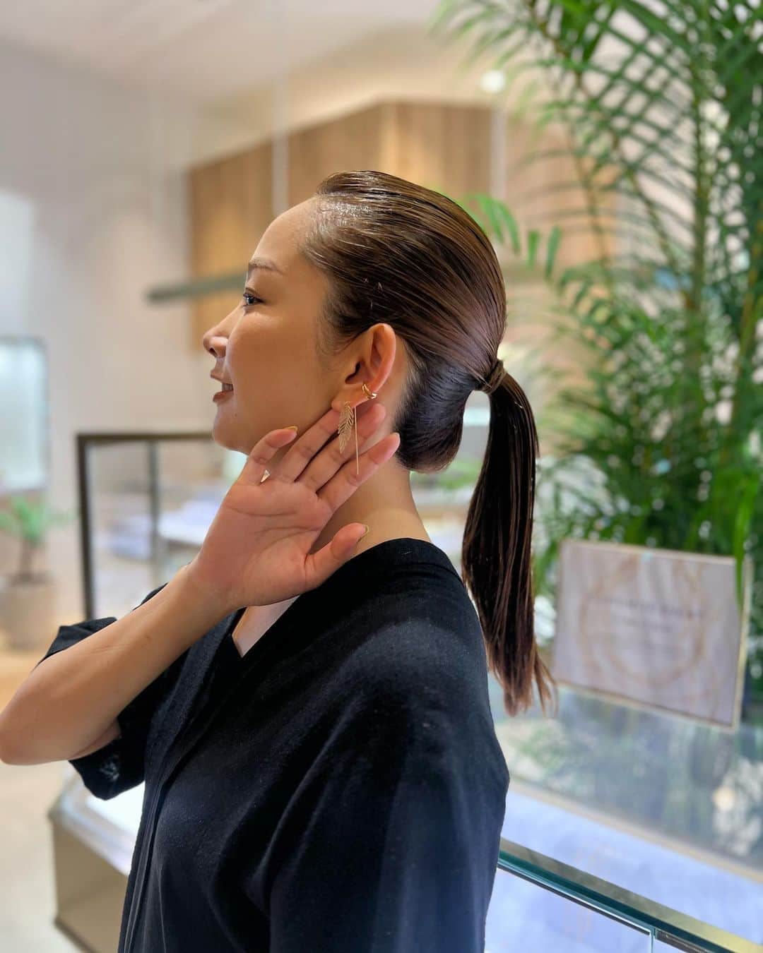 中上真亜子のインスタグラム：「🪶 今日VIORO1階にオープンしたばっかりの @starjewelry_fukuoka に行って来たよ☺️🫶  1枚目のフェザーのピアス(この葉っぱピアスかわいい！って言ったらスタッフさんに あ、羽です...って優しく言われたよん☺️)は長さも調整出来るし 繊細で何にでも合いそうだった🥺✔️  他にもね 大好きなチェインのカスタマイズが出来たり お値段も高くないのに きちんとしてる感もあるし 今っぽいデザインのものがたくさんあって可愛かったあ🥺そしてお店もめちゃくちゃ広くて @starjewelry_press の皆さんが親身で優しかった🤦🏽🫶  耳にイニシャルってどうなんだ？って思ってたけど 今となってはイニシャルピアスも気になってる🦍  #M #また見に行きたいなあ #友達とお揃い買いたい #何歳だよ #スタージュエリー #starjewelry #pr #スタージュエリー福岡ビオロ店#lovestar #jewelry #ジュエリー」