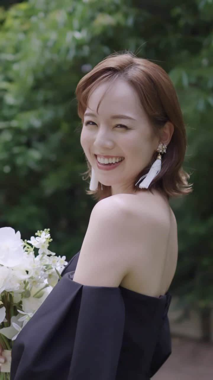 のインスタグラム：「ドレスを着たら、とびきりの笑顔で👗🌷  🖤　@foursis_weddingdress  🧡　@takamibridal_costume  🤍　@takamibridal_costume   ⛪️ @anniversaire_esaka   #ブライダルモデル#フリーランスモデル#プレ花嫁#ウェディング#洋装前撮り #結婚式コーデ #結婚式準備 #ウェディングドレス #ウェディングフォト #フォトウエディング #カラードレス#ブライダルメイク #ブライダルヘア」