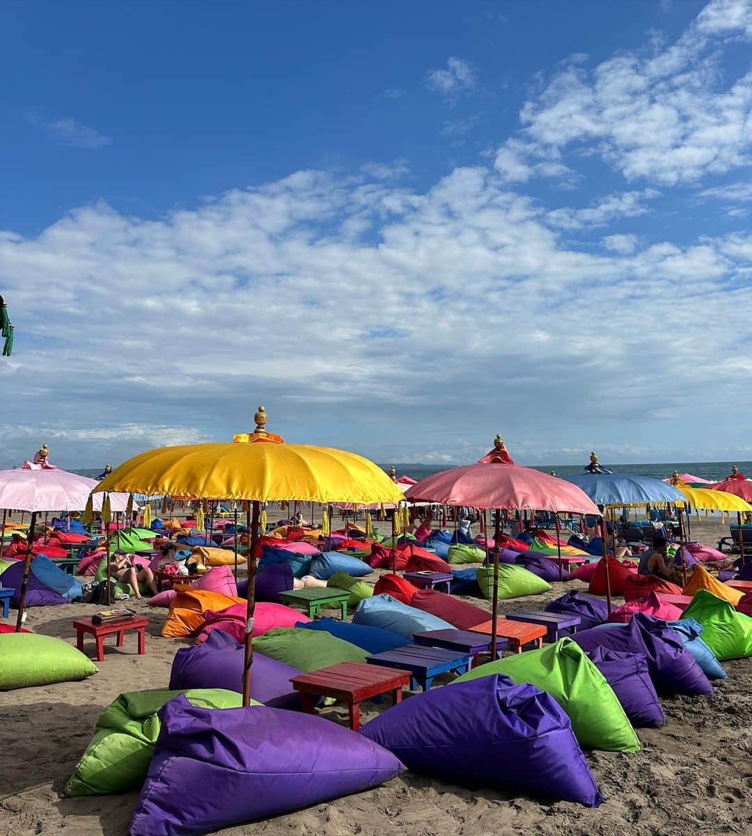 市原彩花さんのインスタグラム写真 - (市原彩花Instagram)「COLORFUL Bali💛💚💜  ラーキムとバリ島に来たよん🤭💖 ここはカラフルなパラソルとビーズクッションで有名な @laplanchabali  夕陽見ながらゆっくり出来るチルスポット🫰🧡  クッションのとこはミニマムチャージ1人¥1500くらいかかるけど、店内やカウンターはチャージ無かったよ🤭  #バリ#バリ島#バリ島旅行#バリ旅行#バリ島観光#インドネシア旅行#海外旅行#海外移住#東南アジア#bali#baliisland#balitrip#balitravel #cewek#gadis#gadiscantik#liburanbali#melalidibali#melali#水着#ビキニ#bikini#swimsuit#bajurenang#japanesegirl#bikinigirl#bikinimodel#スミニャック#seminyak #あーちゃんバリ」7月1日 18時33分 - ayaka_ichihara