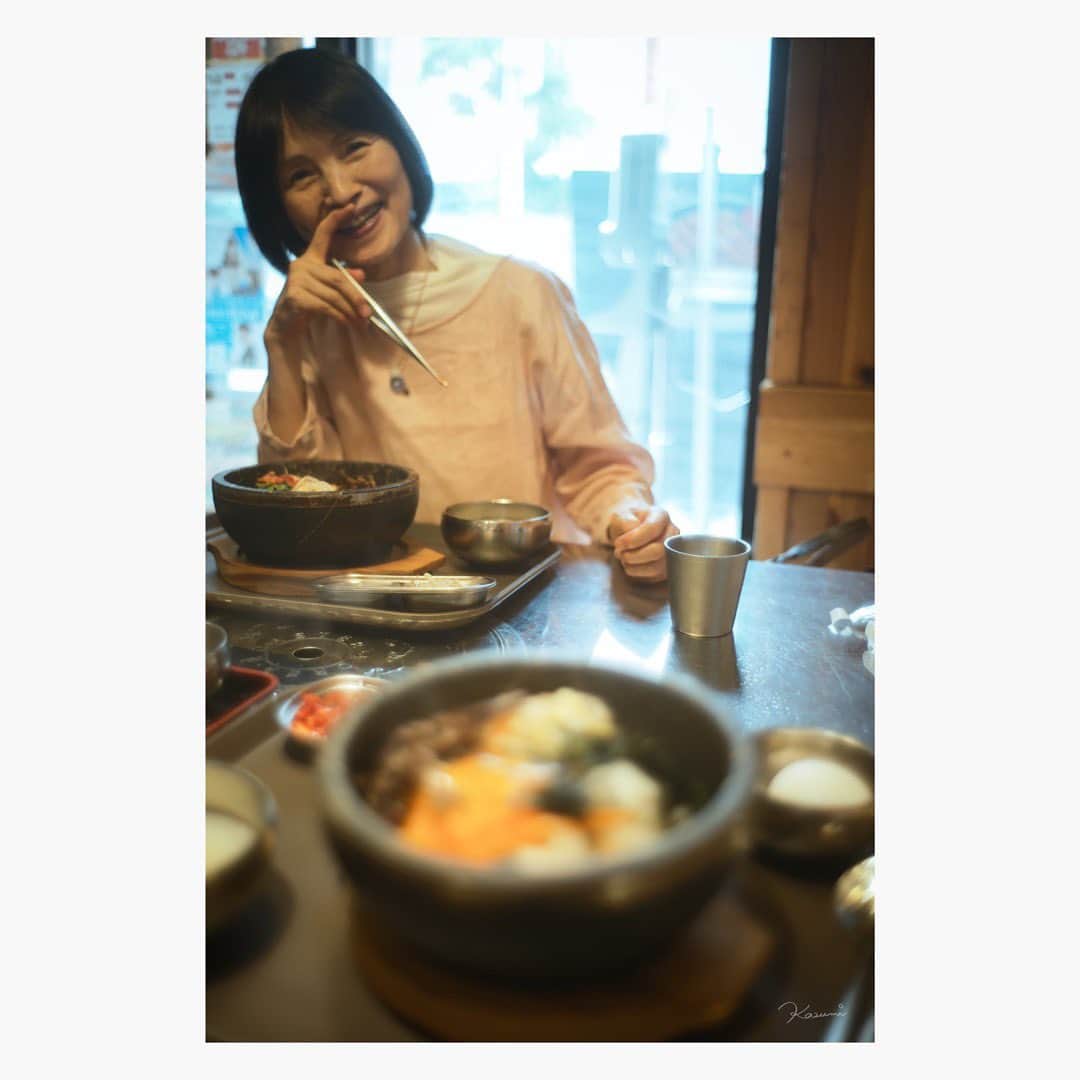 のインスタグラム：「カアチャンが泊まりにきました。 2ヶ月ぶりくらいに会って 石焼きビビンバを食べました。  Leica M10-P summilux 35mm f1.4 2nd  #leica#leicam10p#summilux#summilux35#summilux35mm2nd#oldlens#オールドレンズ#tokyo#japan#oldlens_tokyo#花澄#kazumiphotography」