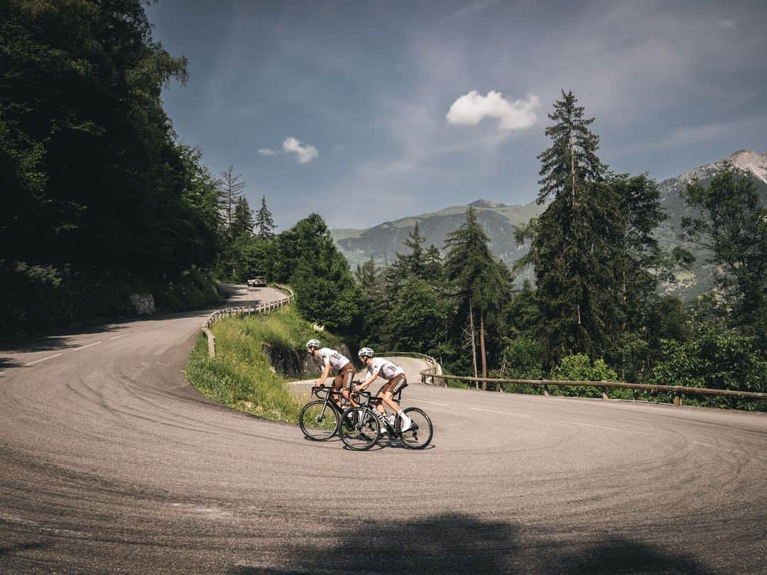 カンパニョーロさんのインスタグラム写真 - (カンパニョーロInstagram)「The Super Record Wireless' Race Debut.  Developed in collaboration with the athletes and engineers of the AG2R CITROËN TEAM, the Super Record Wireless is ready to race in this year's Tour de France.  In this environment, the mechanic plays a fundamental role - find out how the experience and professionalism of Benjamin Mavel, mechanic of the team, makes the difference in extreme racing conditions.  Head to the link in our bio to read more ⚡️  📸 © Vincent Curutchet, Pauline Ballet, Yves Perret  #Campagnolo #DreamBigger #SuperRecordWireless #ShiftYourDimension」7月1日 18時26分 - campagnolosrl