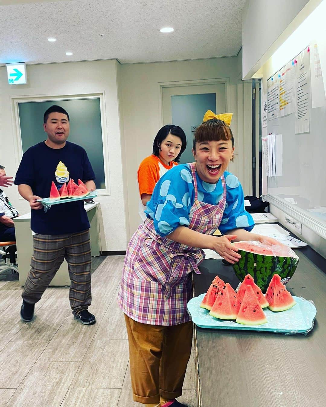 宮田麺児さんのインスタグラム写真 - (宮田麺児Instagram)「スイカを配り出しました。 美味しゅうごいました。  #地蔵盆」7月1日 18時29分 - miyatamenji