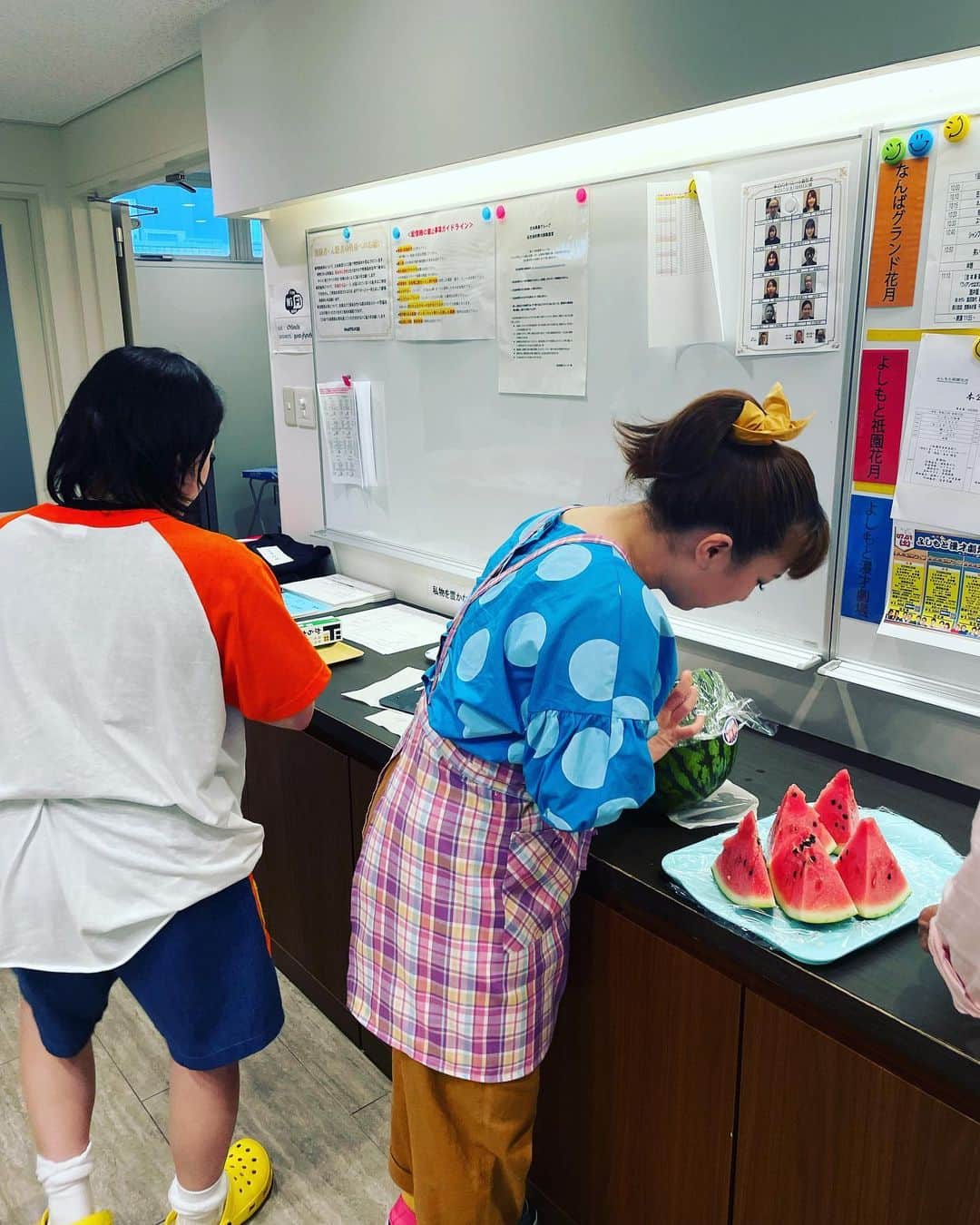 宮田麺児さんのインスタグラム写真 - (宮田麺児Instagram)「スイカを配り出しました。 美味しゅうごいました。  #地蔵盆」7月1日 18時29分 - miyatamenji