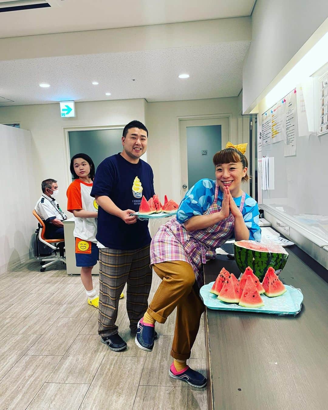 宮田麺児のインスタグラム：「スイカを配り出しました。 美味しゅうごいました。  #地蔵盆」