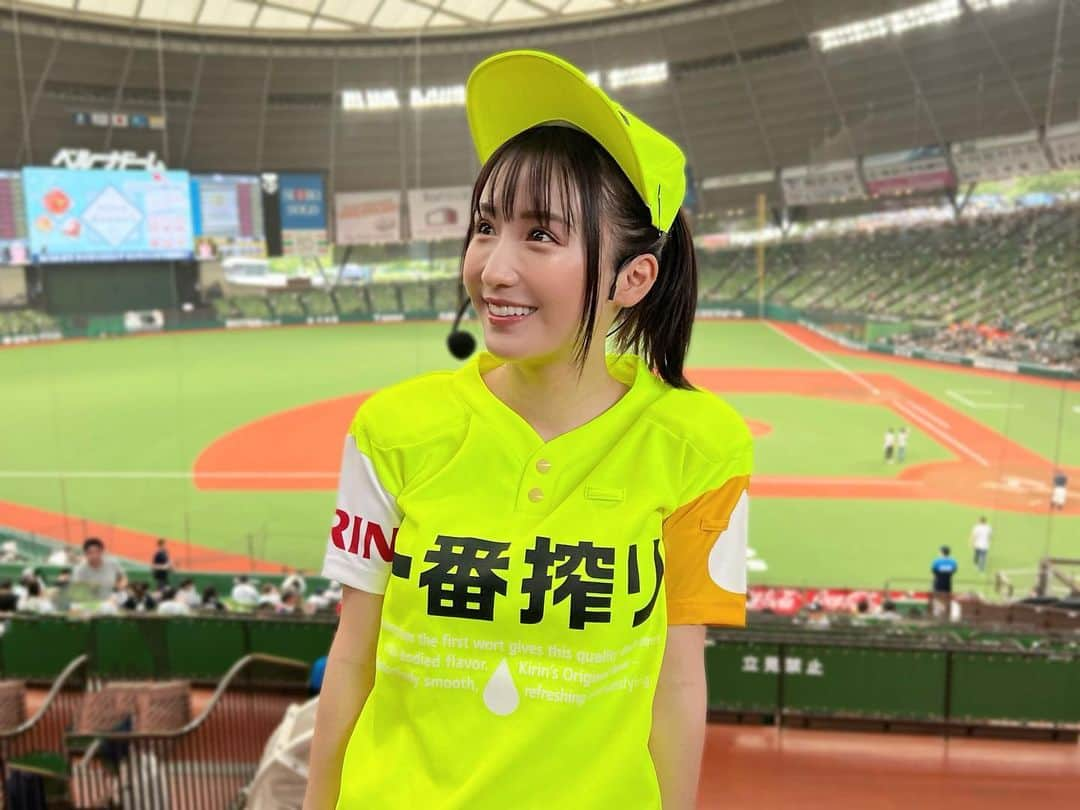 伊藤愛真のインスタグラム：「昨日、ベルーナドームで イベントをさせていただきました⚾️✨ 私の原点(と言ってもいいのでしょうか)であるベルーナドーム！ 会場全体盛り上がって、最高でした💓 久しぶりの売り子ユニフォームに大興奮😂 初めて一番搾りユニ着れた🍺 . 久しぶりに会ったお客さん！ いつも応援してくれるフォロワーさん！ 家族や親戚、友人。。 たくさんの方に会えて嬉しかった🤍  #獅子まんま ではおいしいホタテと夏野菜を食べ、 バズーカタイムでいっぱい手振ってもらい、 ラッキーセブンで大熱唱のあとライナちゃんとハイタッチしたり 楽しすぎて、今は余韻にひたってます！ . きてくださった皆様、そして優しく接していただいたスタッフさん、たくさんありがとうございました✨ . やっぱり野球最高だ！！  . . . #野球#プロ野球#西武ライオンズ#lions#baseball#ベルーナドーム#売り子」