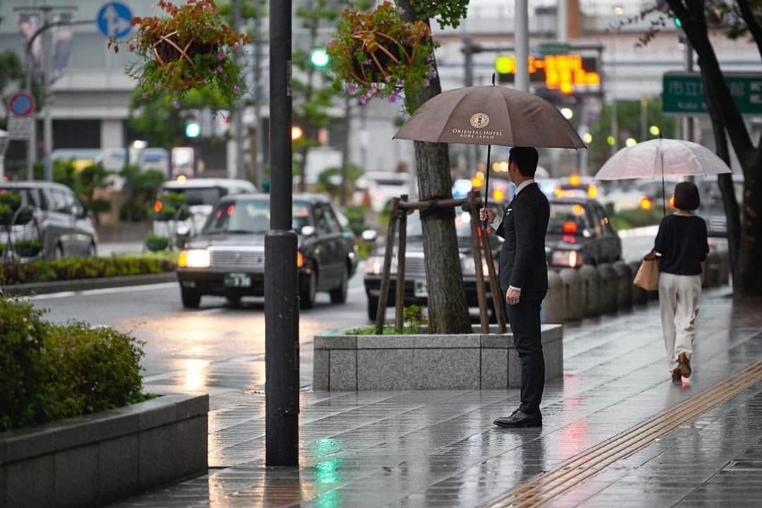 ［公式］オリエンタルホテル神戸・旧居留地のインスタグラム：「.  雨の日が続きますが、 皆さまどうかお気をつけてお越しくださいませ。 ⁡ ⁡ #orientalhotelkobe #rainraingoaway」