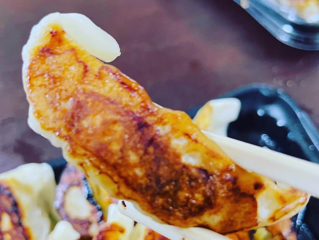 向清太朗さんのインスタグラム写真 - (向清太朗Instagram)「餃餃餃〜！ こちらUberで頼んでみたのは 渋谷にある近未来餃子Hだ餃〜！ こちらの推しはあのヒカルとホリエモンがWプロデュースというところ！ こだわりある２人の餃子！写真は野菜餃子！野菜の甘みがあるものの、肉の強さもしっかりある！ 是非一度近未来を体験して欲しい餃〜！  #餃子 #野菜餃子 #近未来餃子H #餃子君 #近未来とは何だ #餃子はスタンダードで温故知新 #その気持ちが近未来なのかもしれない #近未来の概念はいろいろあるんだな #ピコピコ #近未来感をピコピコで補うやつ #川島ねごと #天津向 #餃餃餃」7月1日 18時38分 - tensinmukai