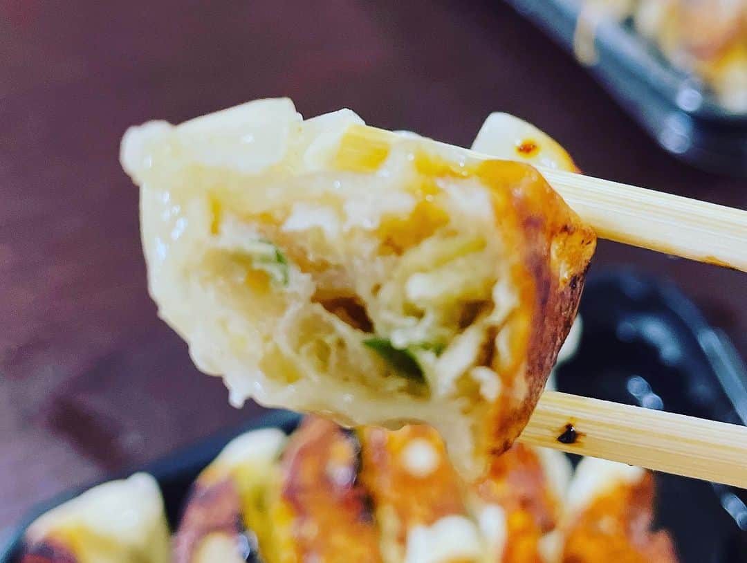 向清太朗さんのインスタグラム写真 - (向清太朗Instagram)「餃餃餃〜！ こちらUberで頼んでみたのは 渋谷にある近未来餃子Hだ餃〜！ こちらの推しはあのヒカルとホリエモンがWプロデュースというところ！ こだわりある２人の餃子！写真は野菜餃子！野菜の甘みがあるものの、肉の強さもしっかりある！ 是非一度近未来を体験して欲しい餃〜！  #餃子 #野菜餃子 #近未来餃子H #餃子君 #近未来とは何だ #餃子はスタンダードで温故知新 #その気持ちが近未来なのかもしれない #近未来の概念はいろいろあるんだな #ピコピコ #近未来感をピコピコで補うやつ #川島ねごと #天津向 #餃餃餃」7月1日 18時38分 - tensinmukai