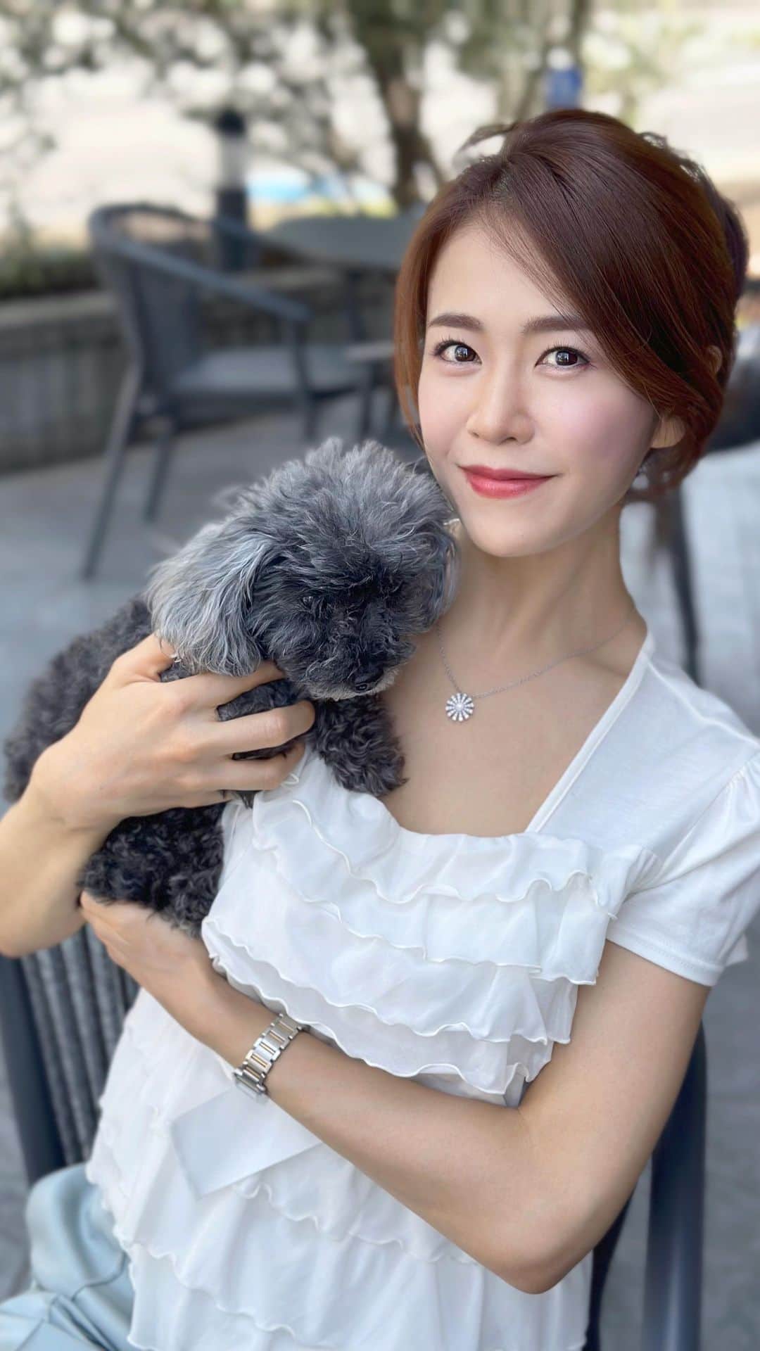 しろまっするのインスタグラム：「・ 実家帰省した時Coco🐶連れてテラスでお茶した♡♡♡  ママ撮影🤭📸 ママ、何気に写真とか撮るの上手なんだよね（笑）  7月もよろしくお願いします🫶  #dogoftheday #teacuppoodle #poodlegram #ノーマルカメラ #ティーカッププードル #しろの相棒 #しろまっする」
