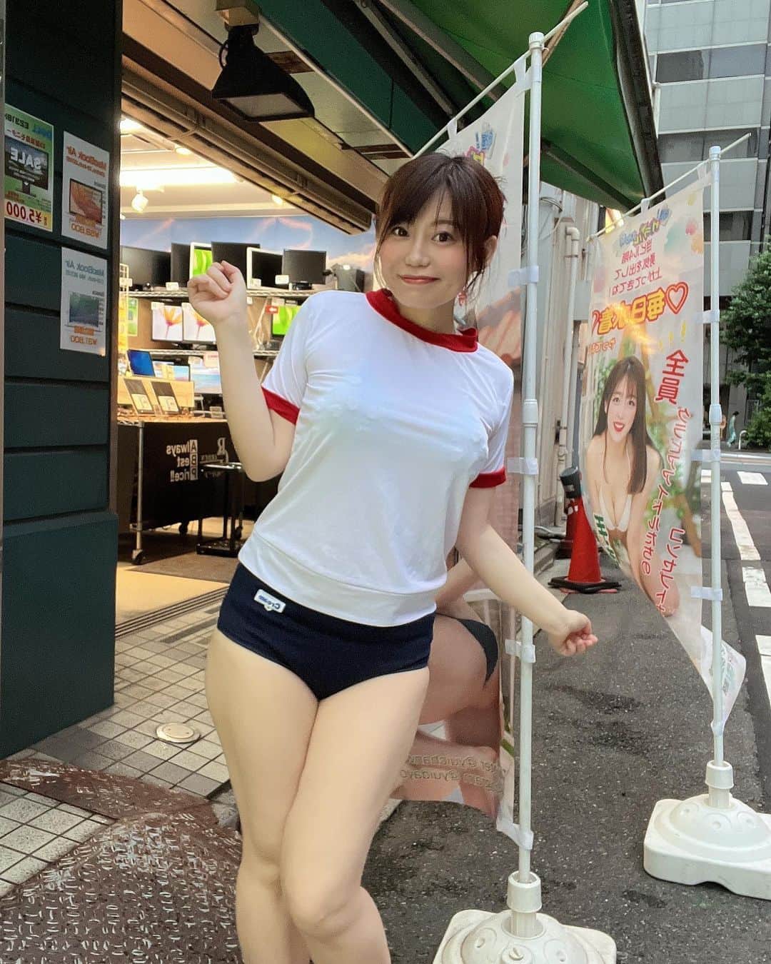 豊田えまさんのインスタグラム写真 - (豊田えまInstagram)「グラドル文化祭オープンしました✨ 22時までやってます(*^▽^*)  小雨🌂が降ってきたり冷やかしにあったりしますが😅負けずに前向きにブルマで頑張ってますw  #ブルマ #ブルマ女子 #秋葉原カフェ  #秋葉原 #キャッチ  #キャッチしてる」7月1日 18時45分 - emaseen831